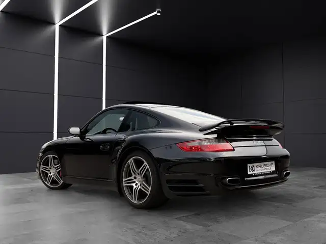 Porsche 911 view 3