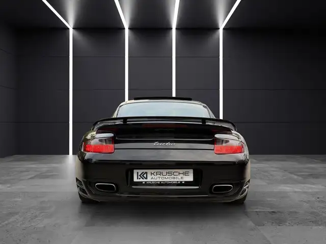 Porsche 911 view 4