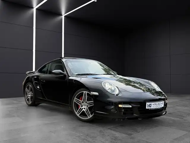 Porsche 911 view 7