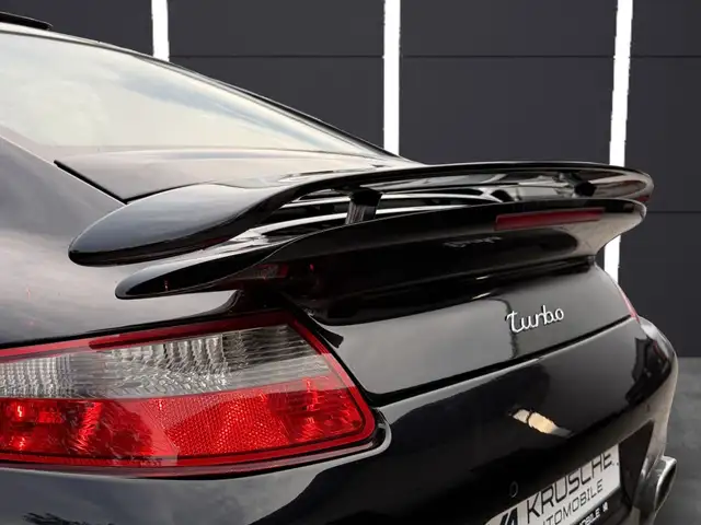 Porsche 911 view 19