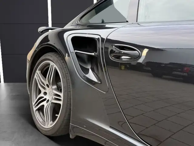 Porsche 911 view 16