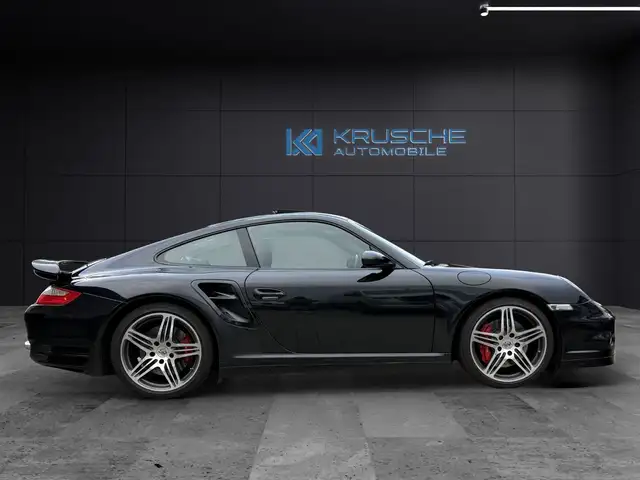 Porsche 911 view 6