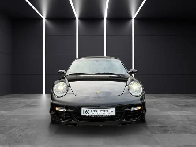 Porsche 911 view 8