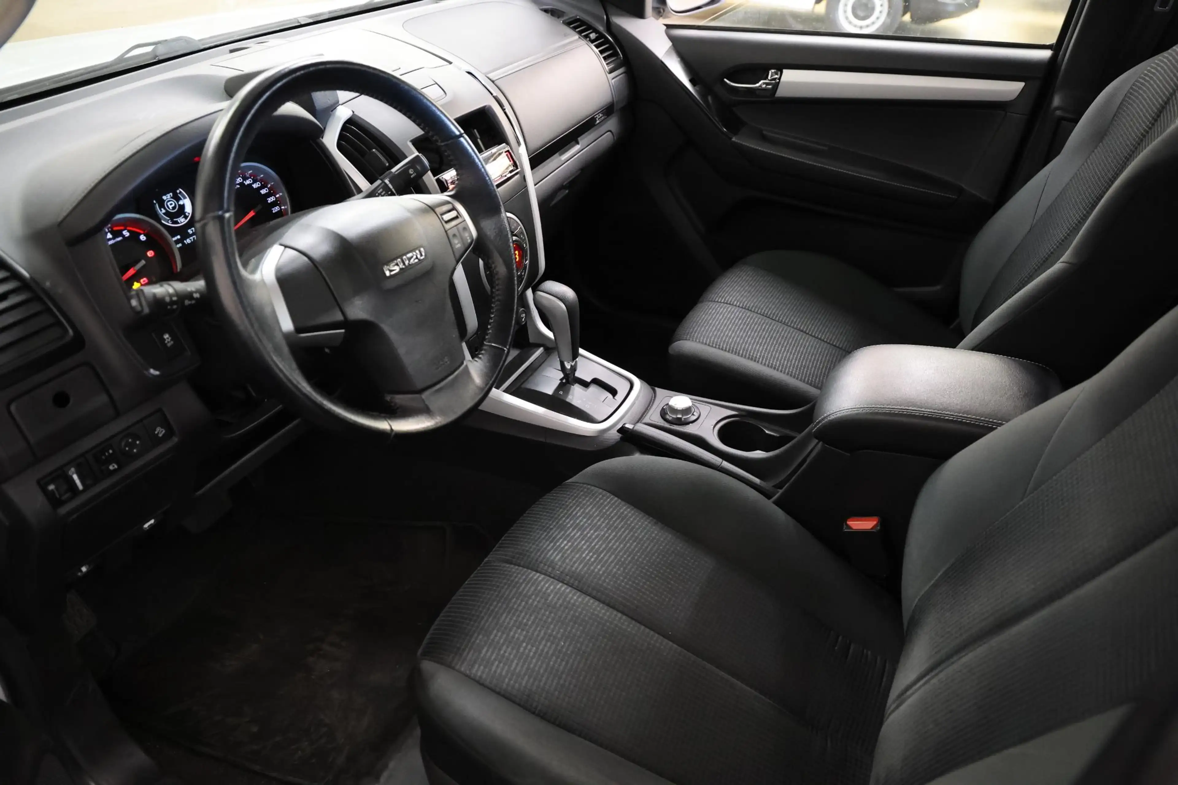 Isuzu D-Max 1.9 Extended Cab 3500KG TREKHAAK EURO 6 — photo 8
