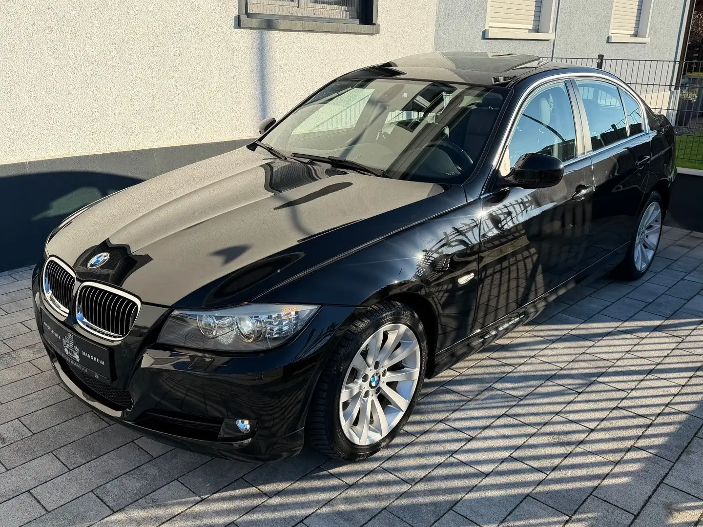 BMW 325 i AUTOMATIK/S.DACH/BiXENON/LEDER/PDC/SHZ Schwarz - 1
