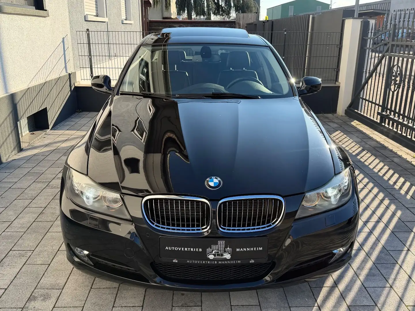 BMW 325 i AUTOMATIK/S.DACH/BiXENON/LEDER/PDC/SHZ Schwarz - 2