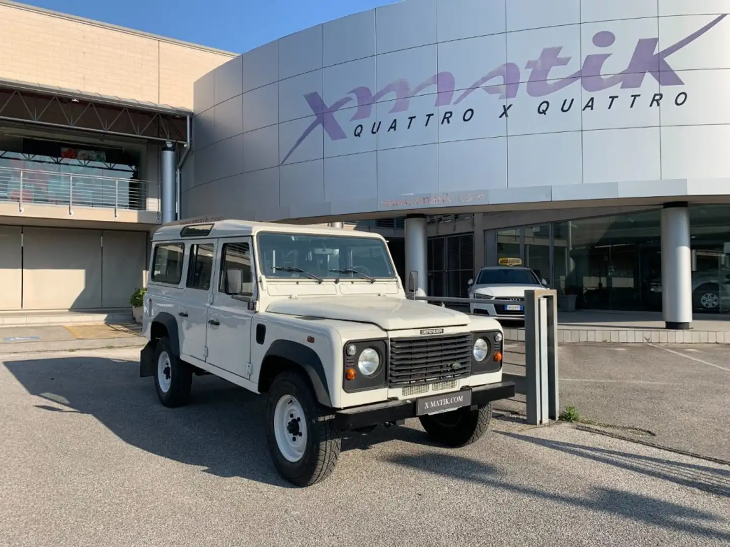 Land Rover Defender 110 2.5 Td5 cat Station Wagon 9 POSTI Weiß - 1