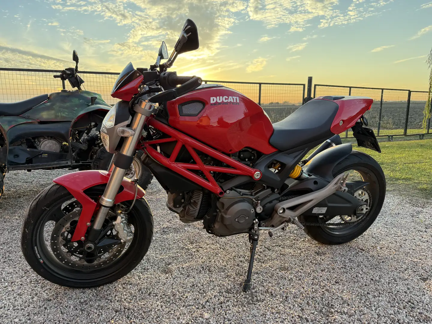 Ducati Monster 696 - 1