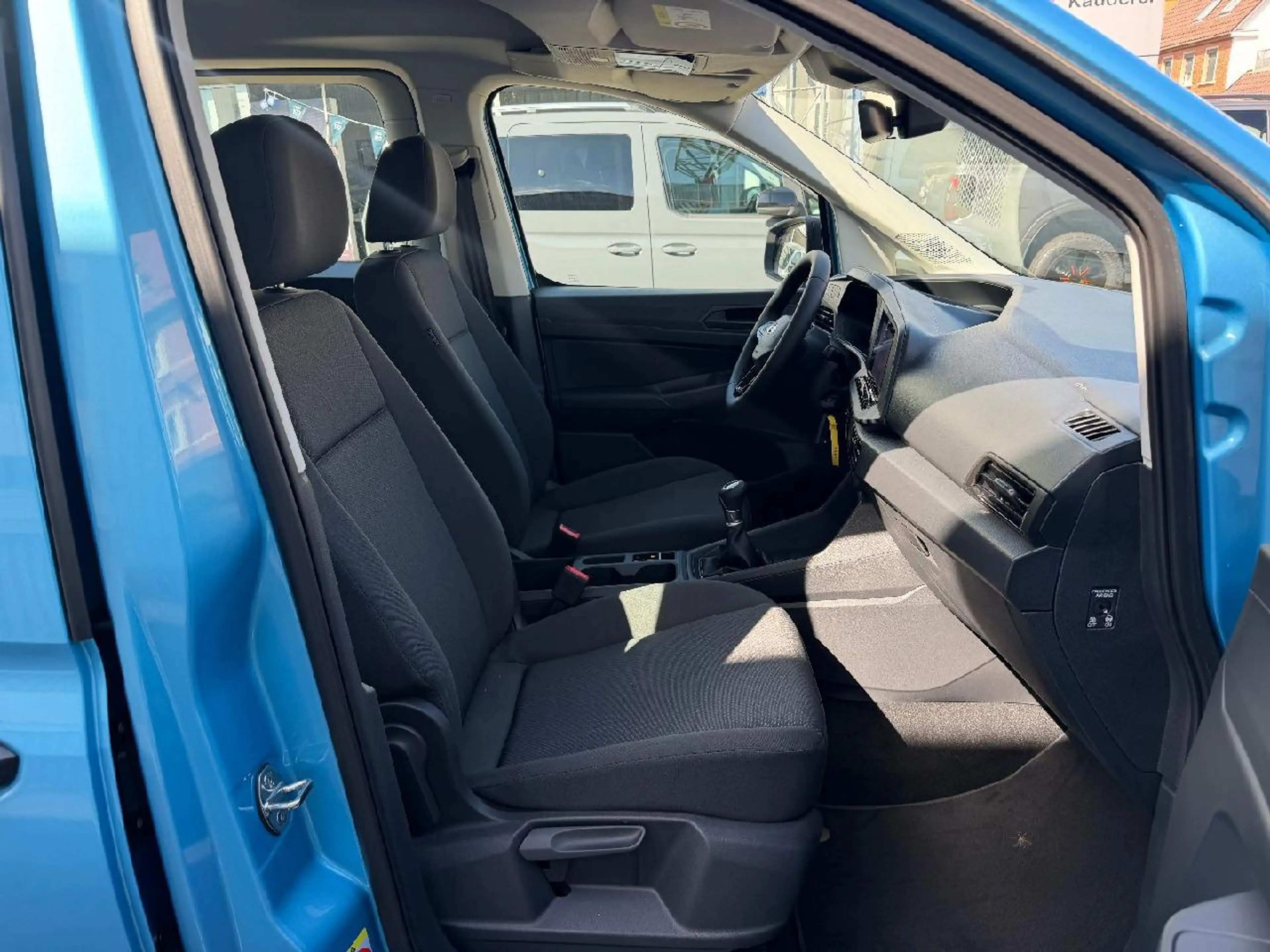Ford Grand Tourneo Trend — photo 11