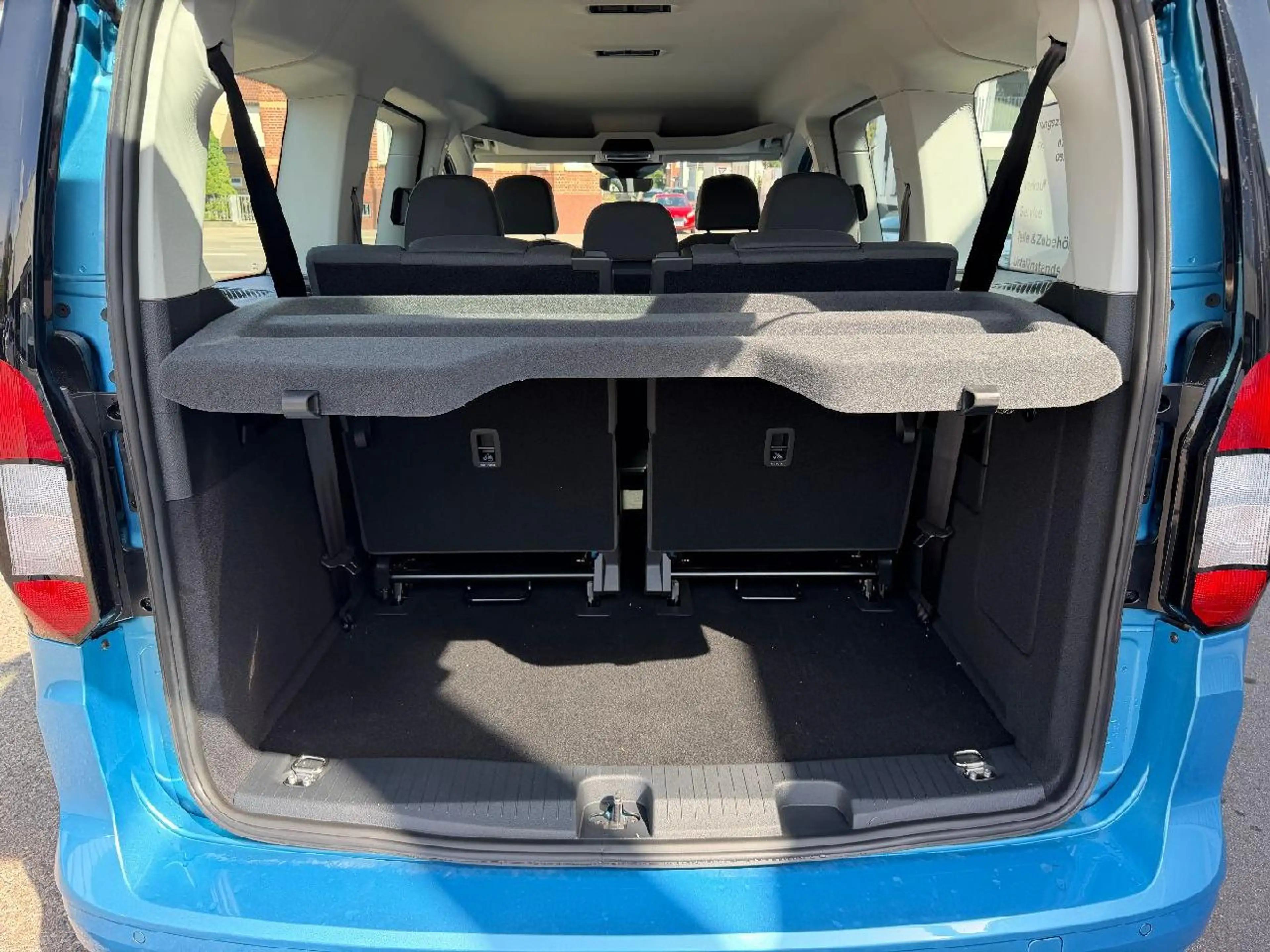 Ford Grand Tourneo Trend — photo 10