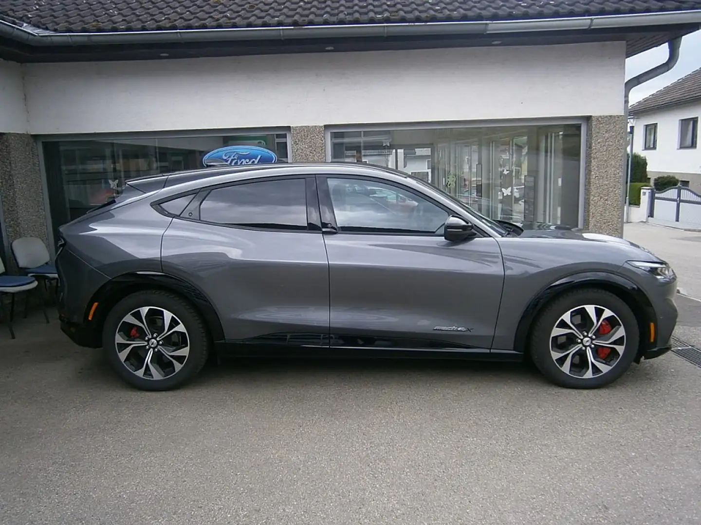 Ford Mustang Mach-E Elektro 91kWh Extended Range AWD Premium Grijs - 2