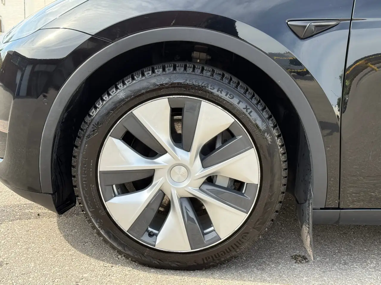Tesla Model Y photo Tesla Model Y