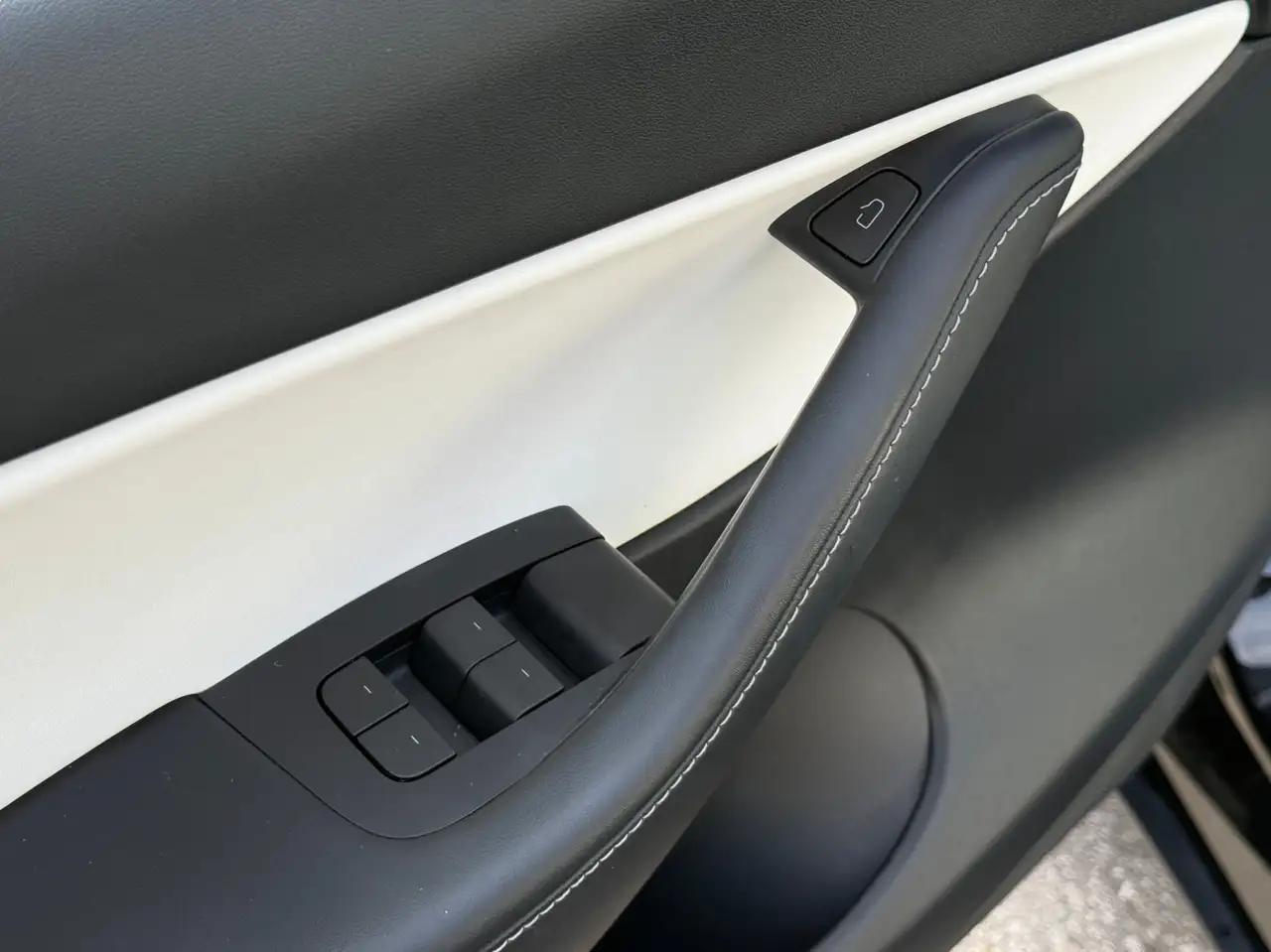 Tesla Model Y photo Tesla Model Y