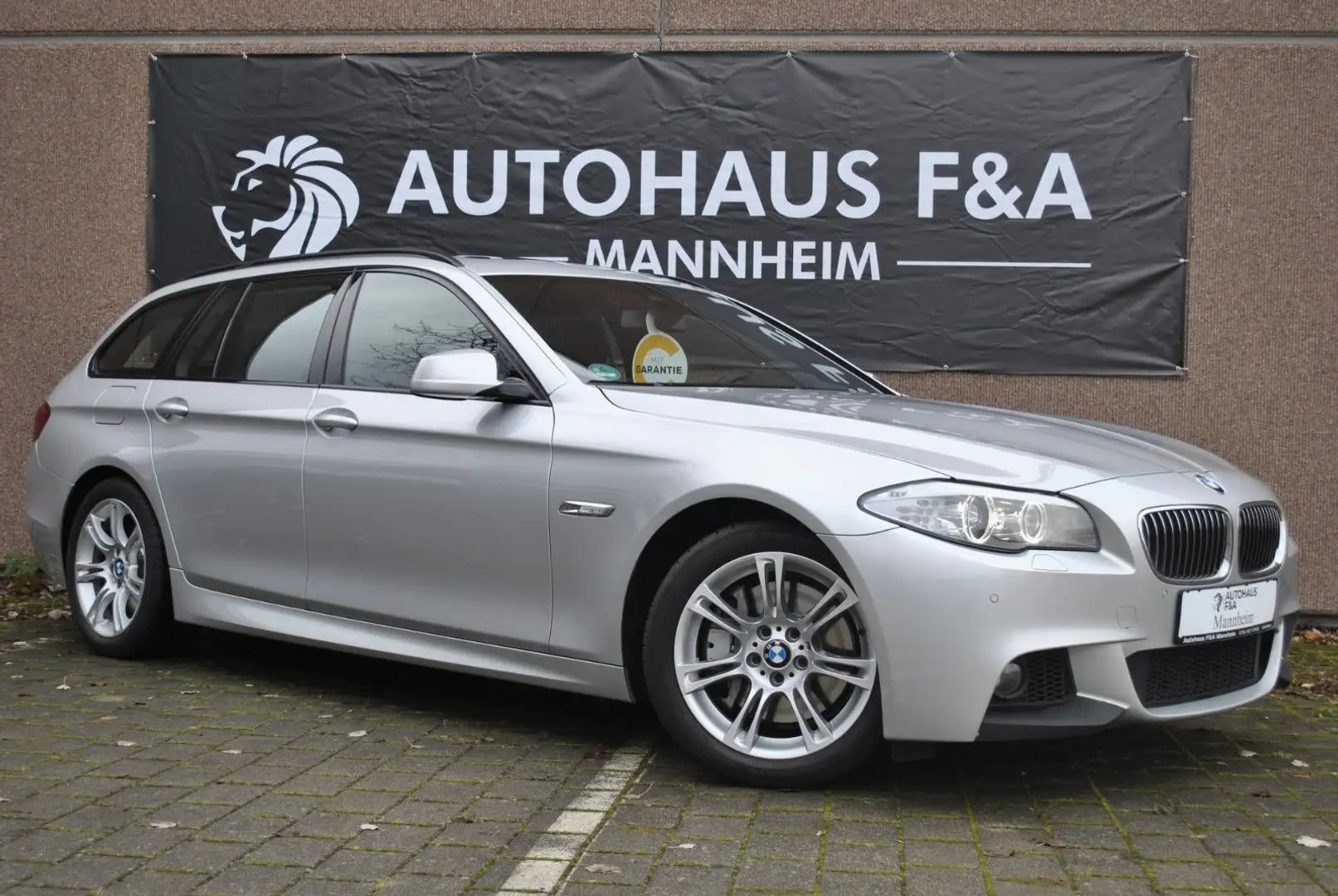 BMW 535 d xDrive M SPORT LED HUD PANO AHK PDC NAVI Zilver - 2