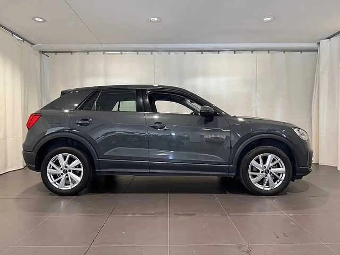 Audi Q2 35 TDI quattro S tronic Admired Grijs - 2