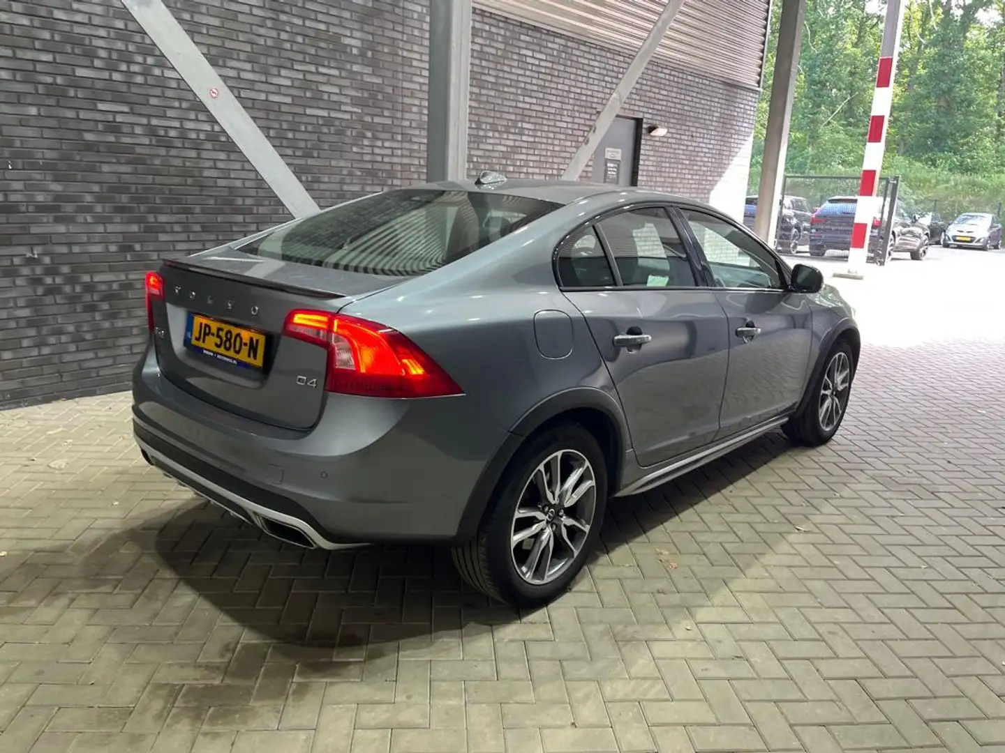 Volvo S60 Cross Country D4 Summum | Automaat | Stoelverwarming | Leder | 1 Grey - 2