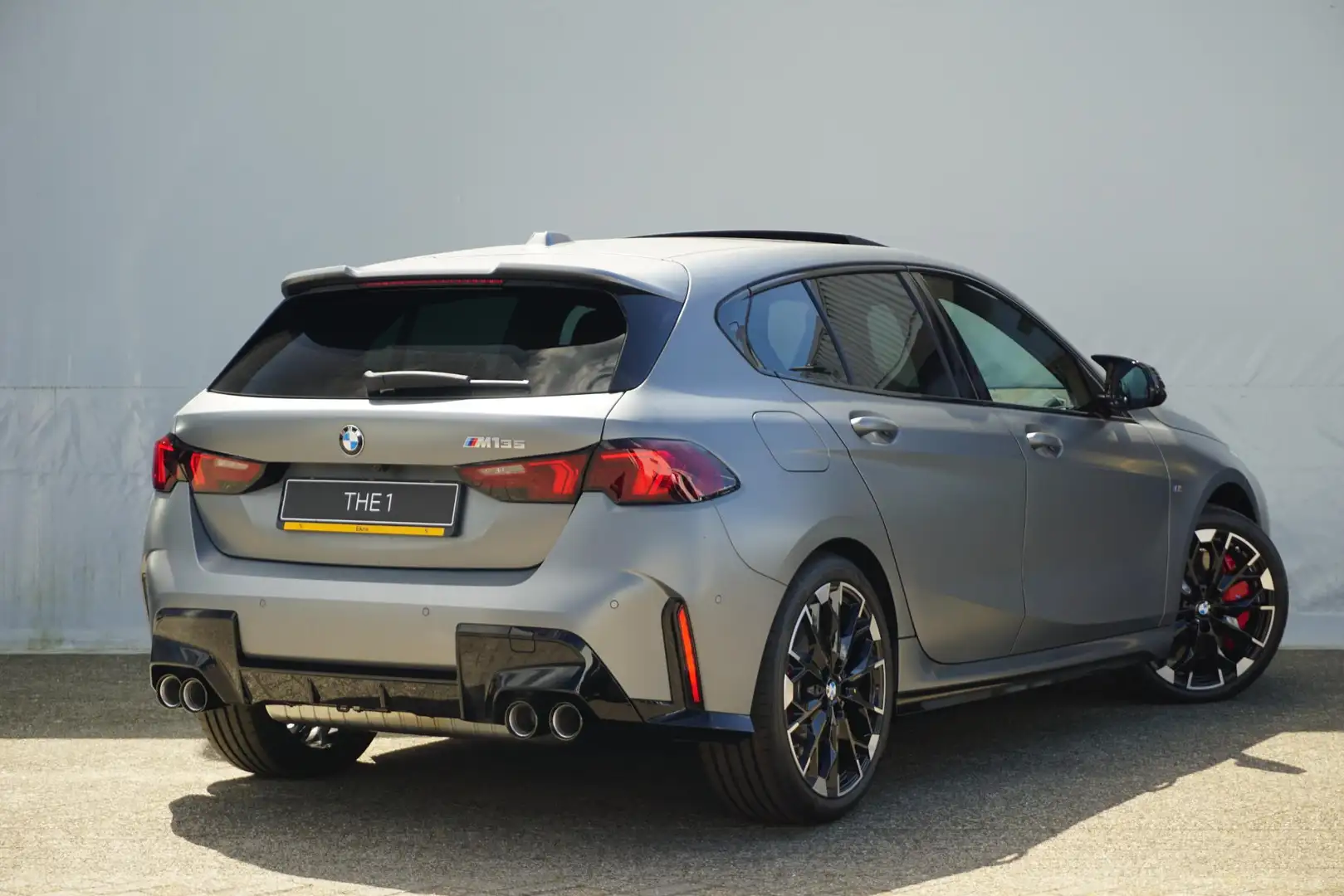BMW 135 1 Serie 5-deurs M135i xDrive | M Sportpakket Pro | Grijs - 2