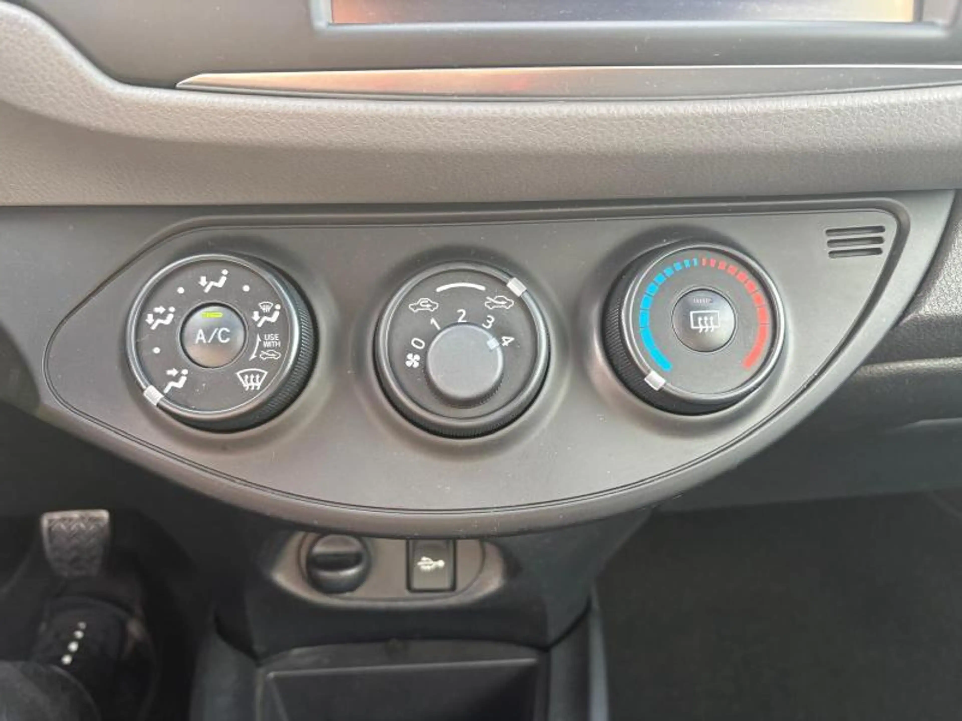 Toyota Yaris Y-oung — photo 7