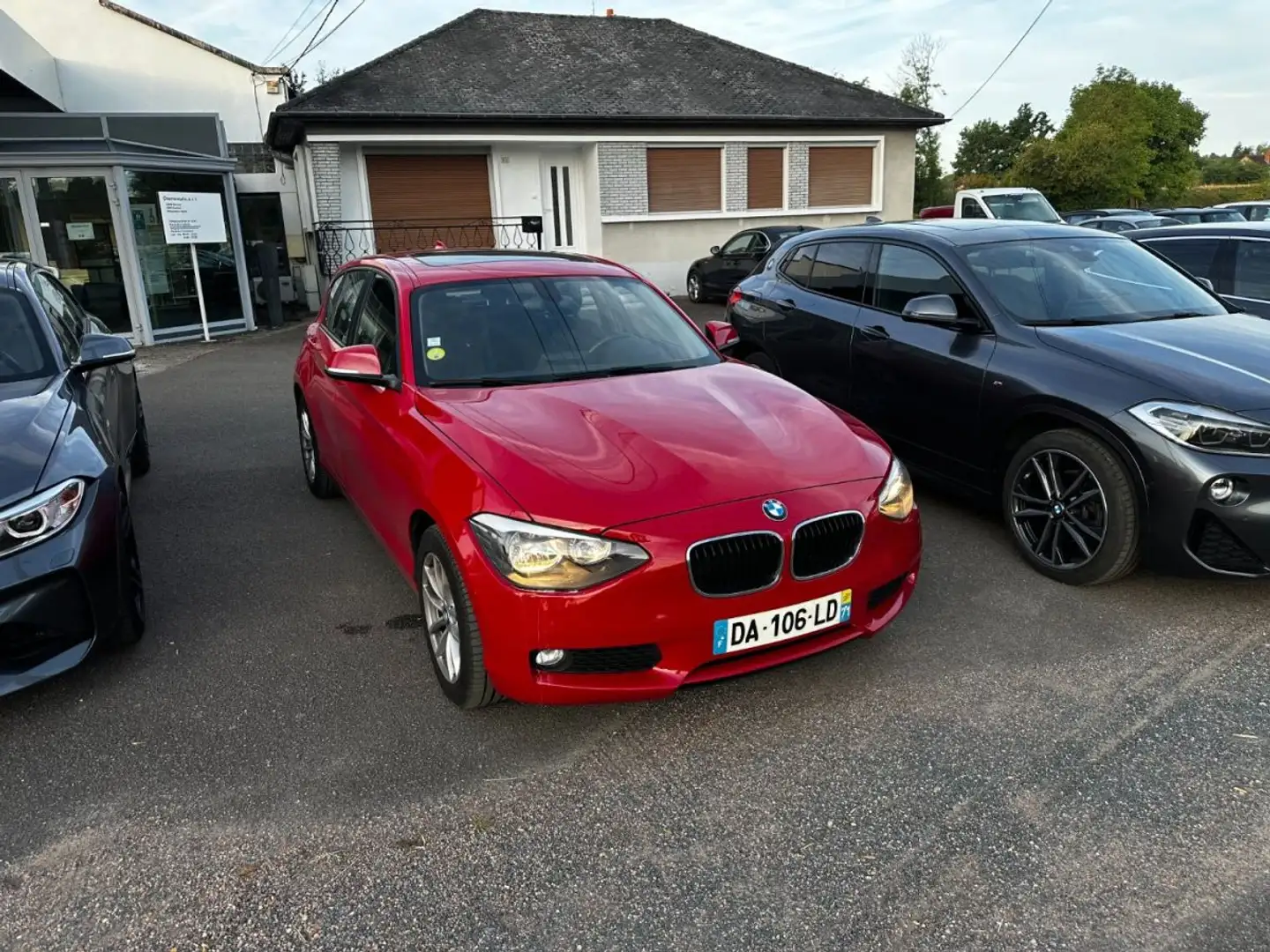 BMW 118 118d X-DRIVE 143ch Lounge 5p Rojo - 2