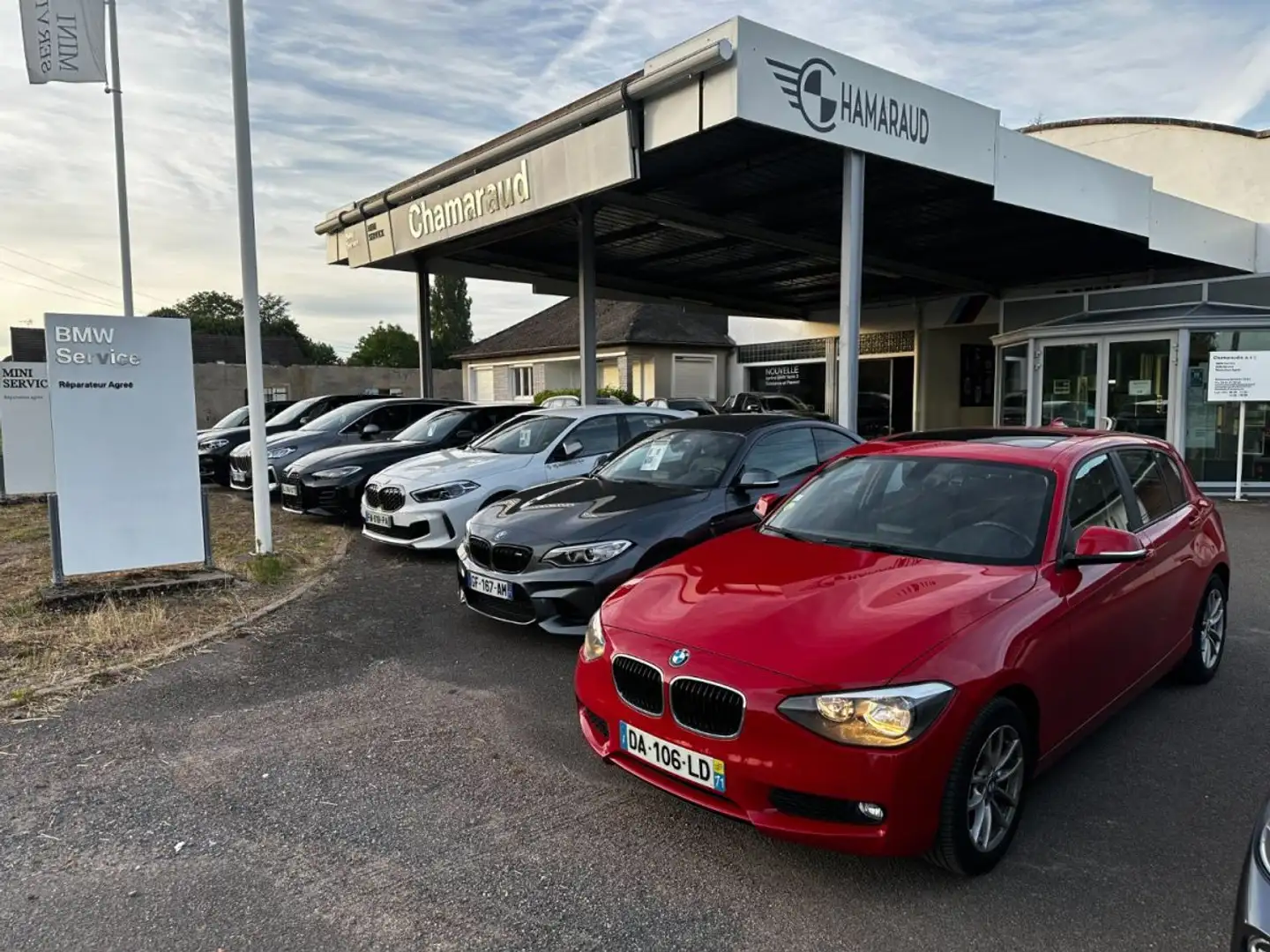 BMW 118 118d X-DRIVE 143ch Lounge 5p Rojo - 1