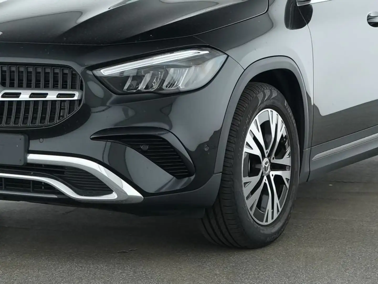 Mercedes-Benz GLA 180 Progressive ANHÄNGERKUPPLUNG+WINTER-PAKE Noir - 2
