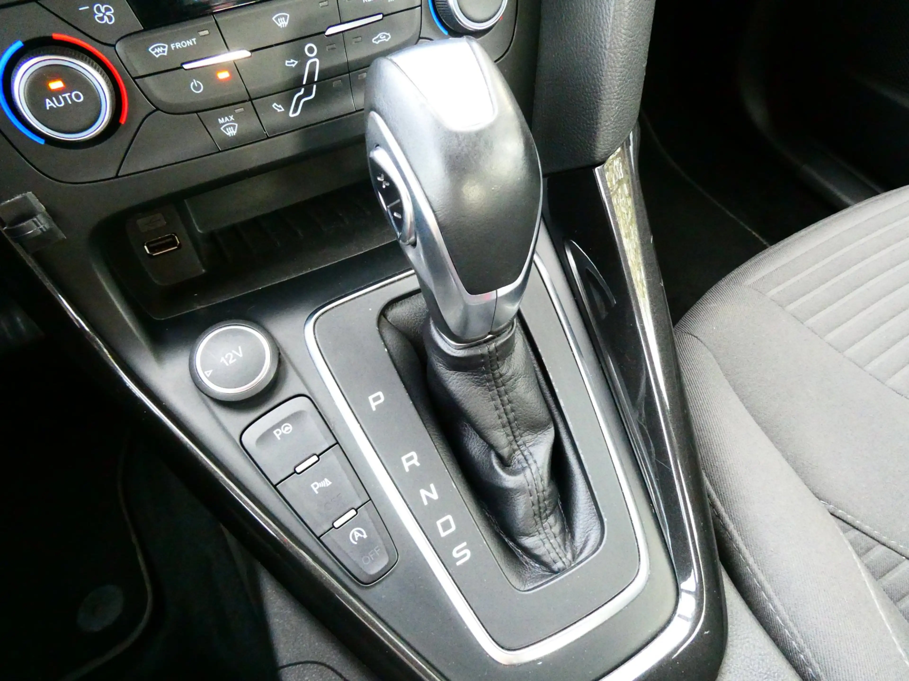 Ford Focus 1.5i 150pk Titanium Automaat Clima Navi Trekhaak 1 — photo 3