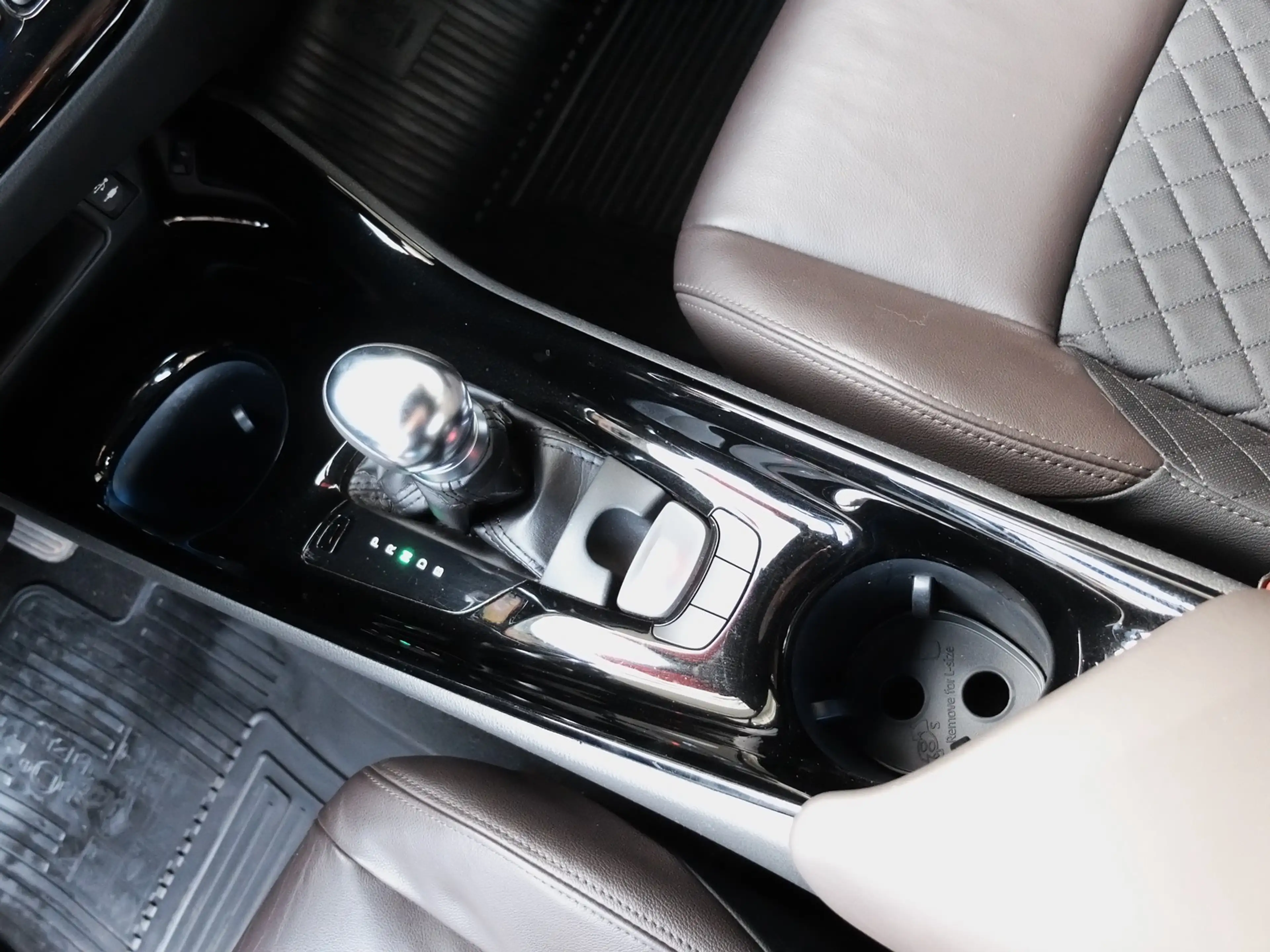 Toyota C-HR+ Hybrid Lounge Mega Ausstattung — photo 12