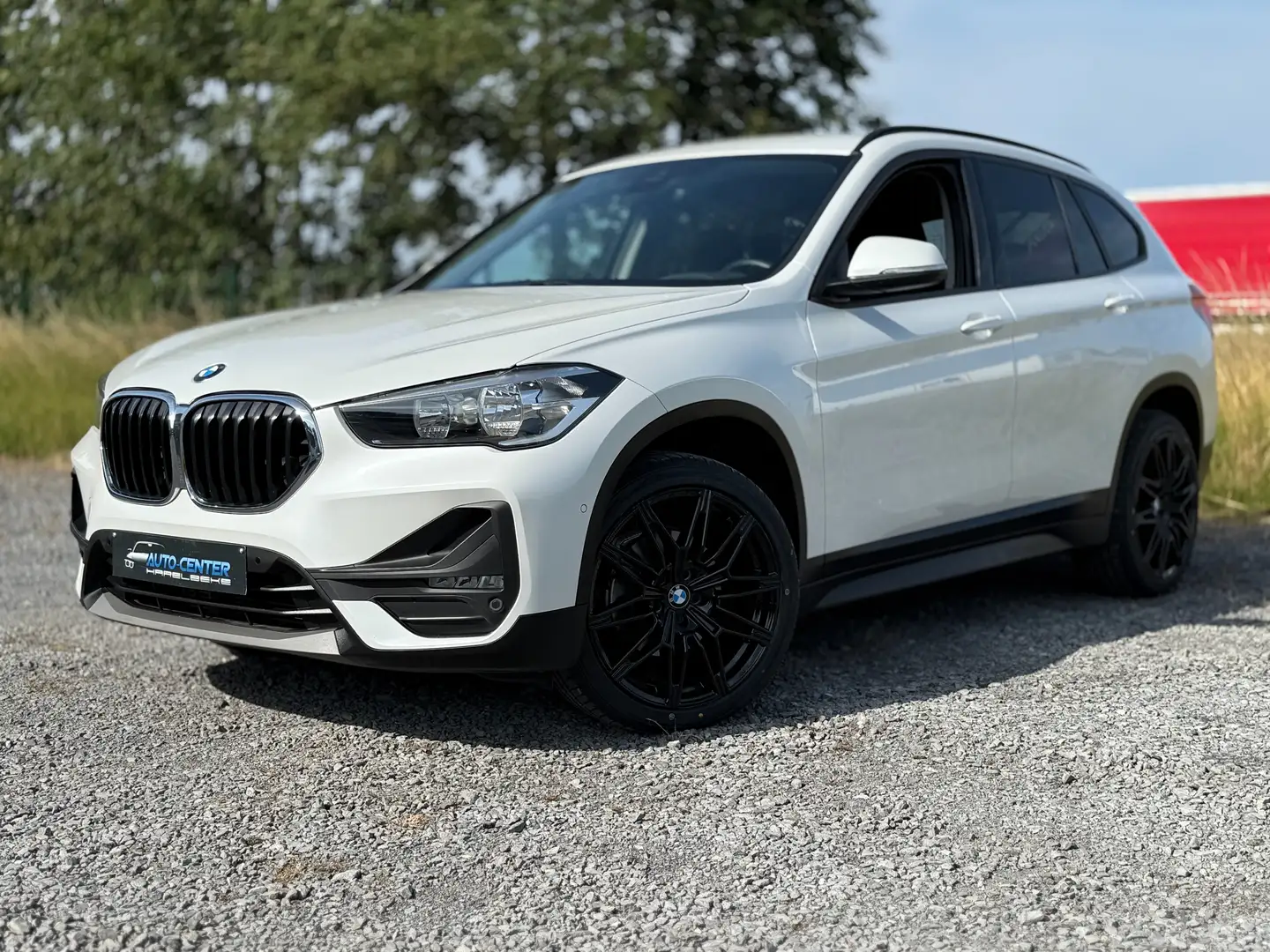 BMW X1 1.5iA nieuwe 19 inch inclusief  navi groot scherm Wit - 2