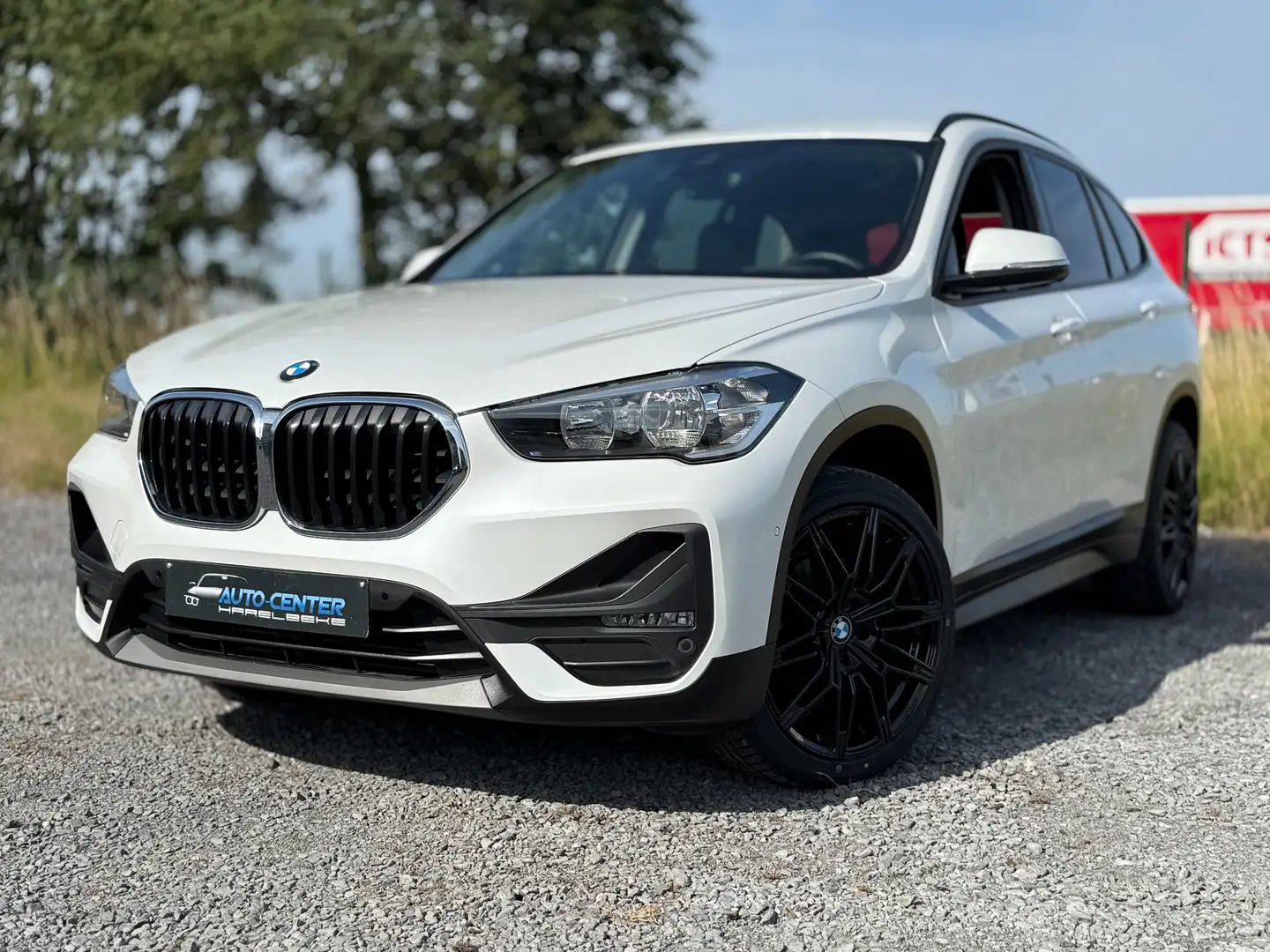 BMW X1 1.5iA nieuwe 19 inch inclusief  navi groot scherm Wit - 1