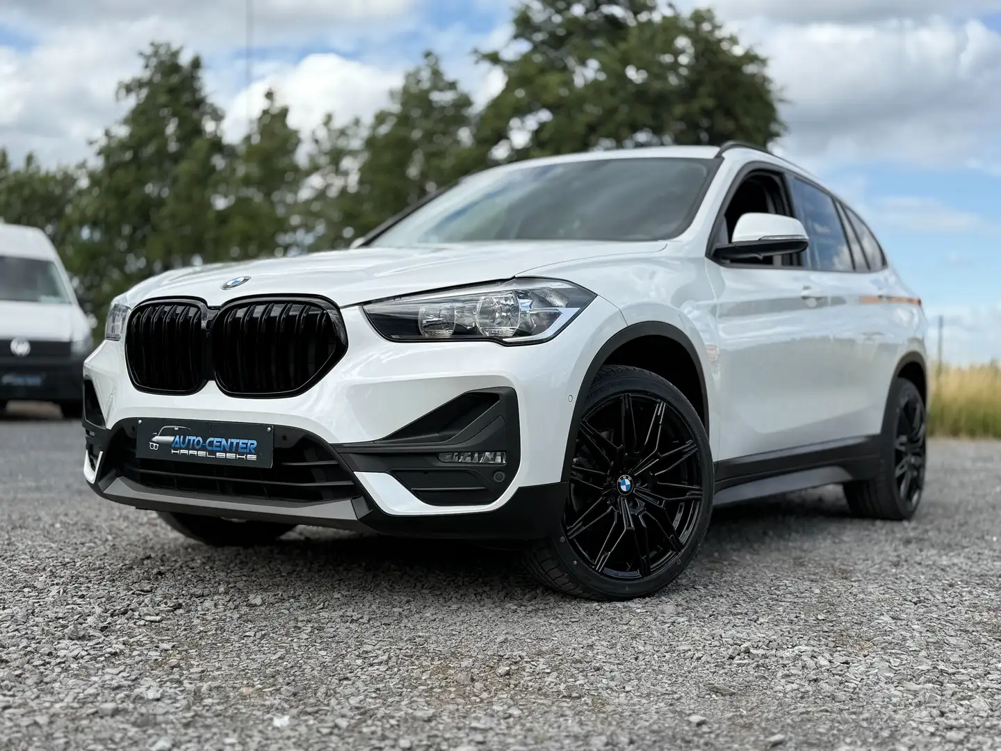 BMW X1 1.5iA nieuwe 19 inch inclusief  navi groot scherm Blanco - 1
