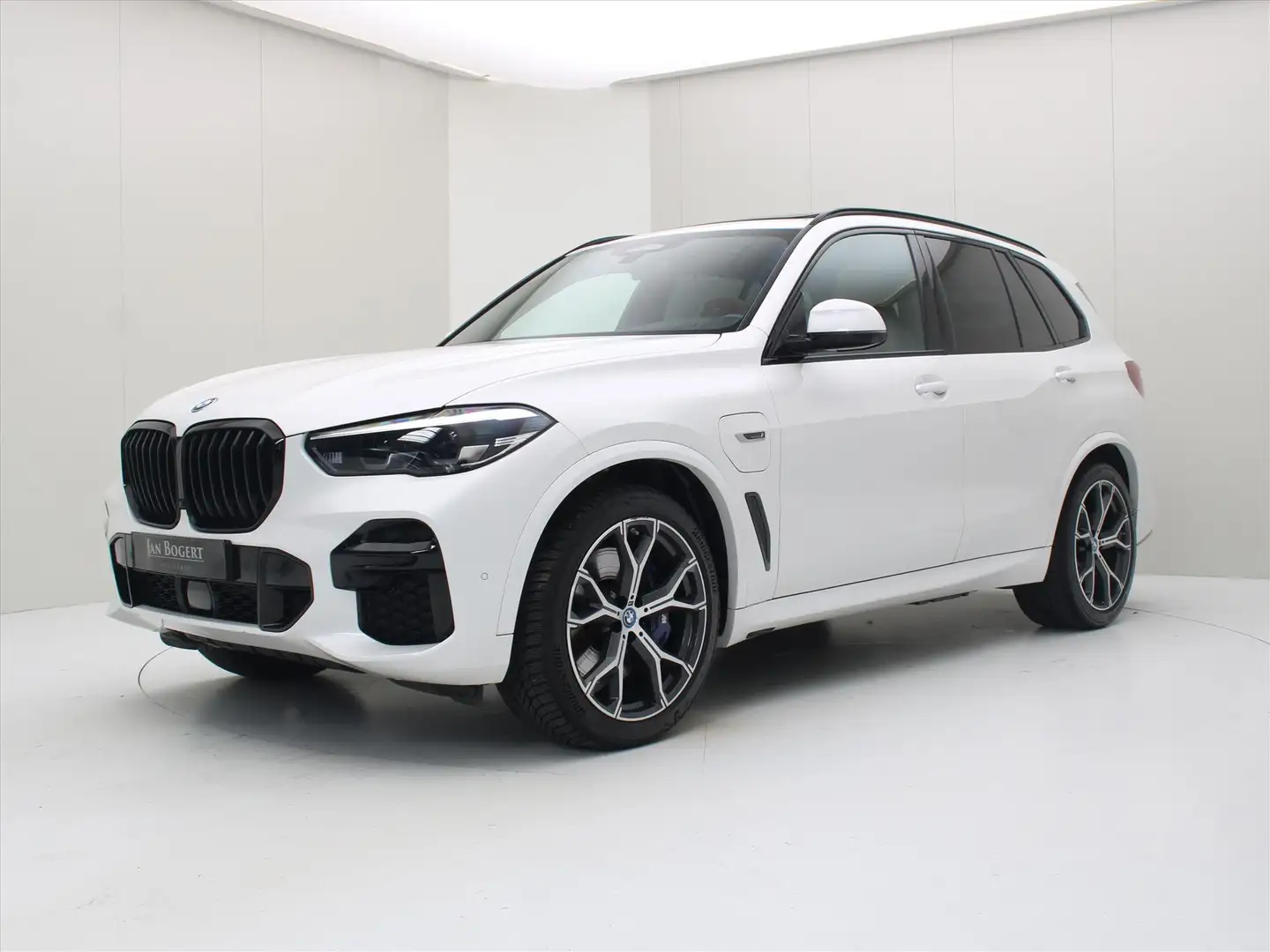 BMW X5 xDrive45e 394pk Automaat M Sport [ LUCHTVERING+TRE Wit - 1