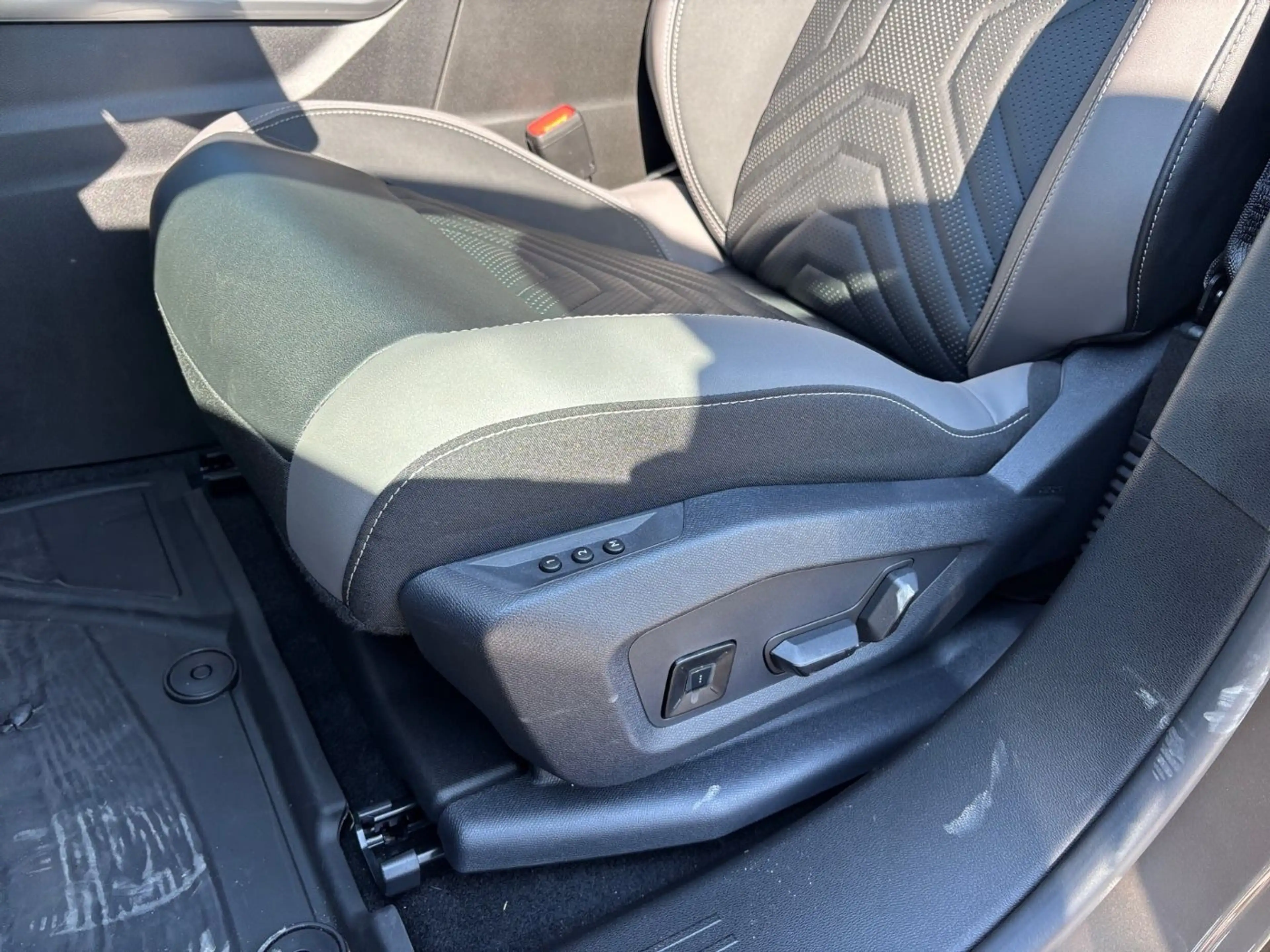 Jeep Compass eDCT 1.2 W First Edition 2xKlima AUT LED — photo 8