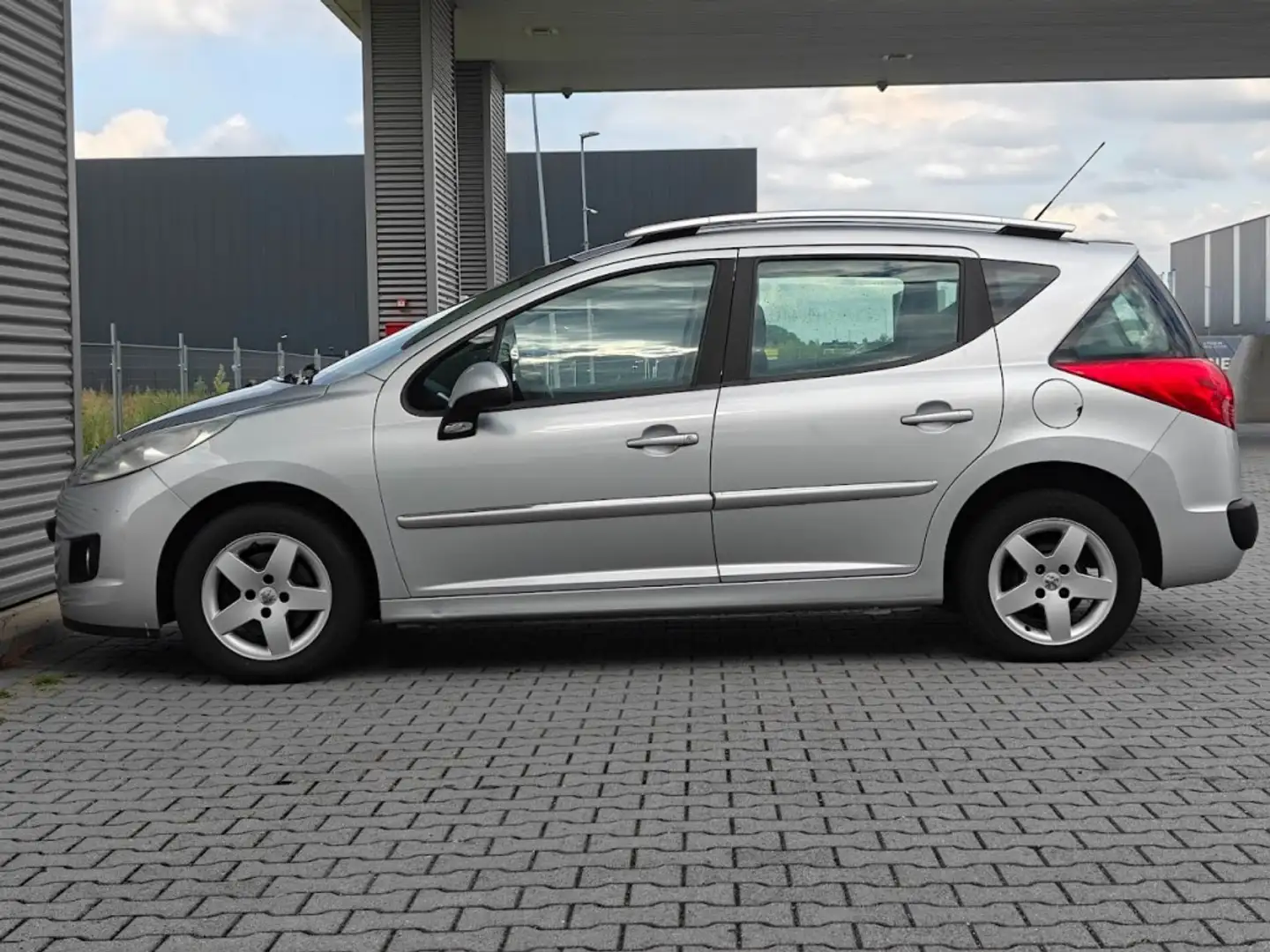 Peugeot 207 1.4 VTI â¢ SW â¢ Airco â¢ Orig. NL han Grijs - 2