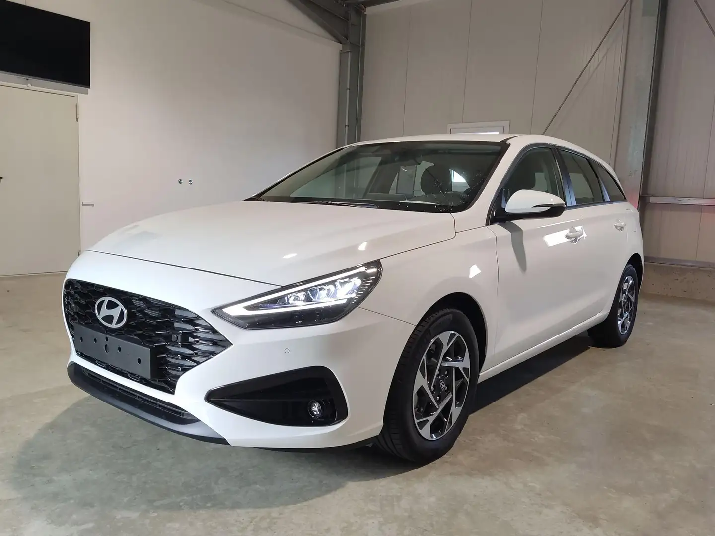 Hyundai i30 Kombi Comfort Plus Edition 1,5 T-GDI MHEV 48 V ... White - 1
