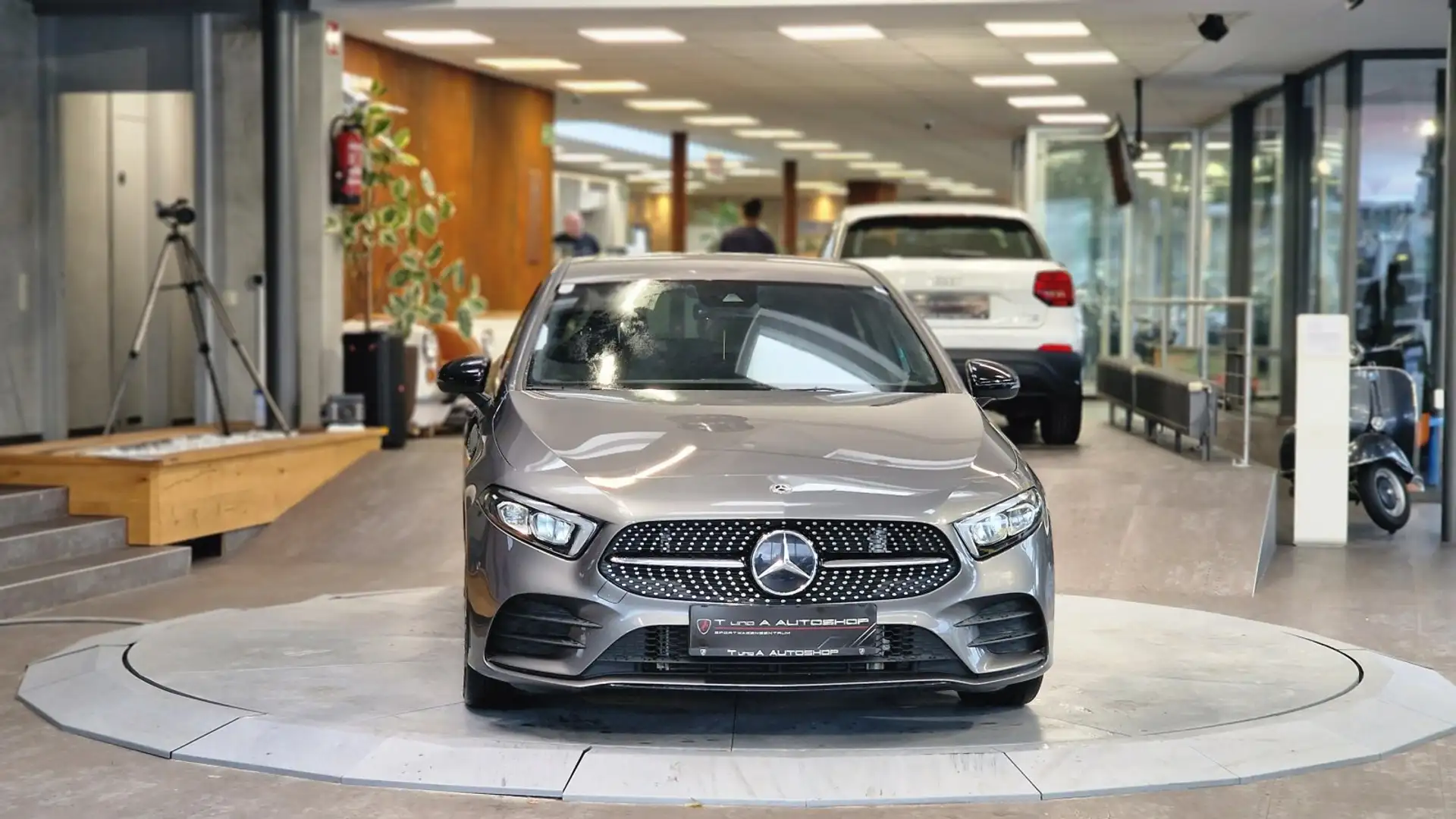 Mercedes-Benz A 180 A 180 AMG-Paket Aut. *Navi*Kamera*Ambiente*18Zoll* Grau - 2