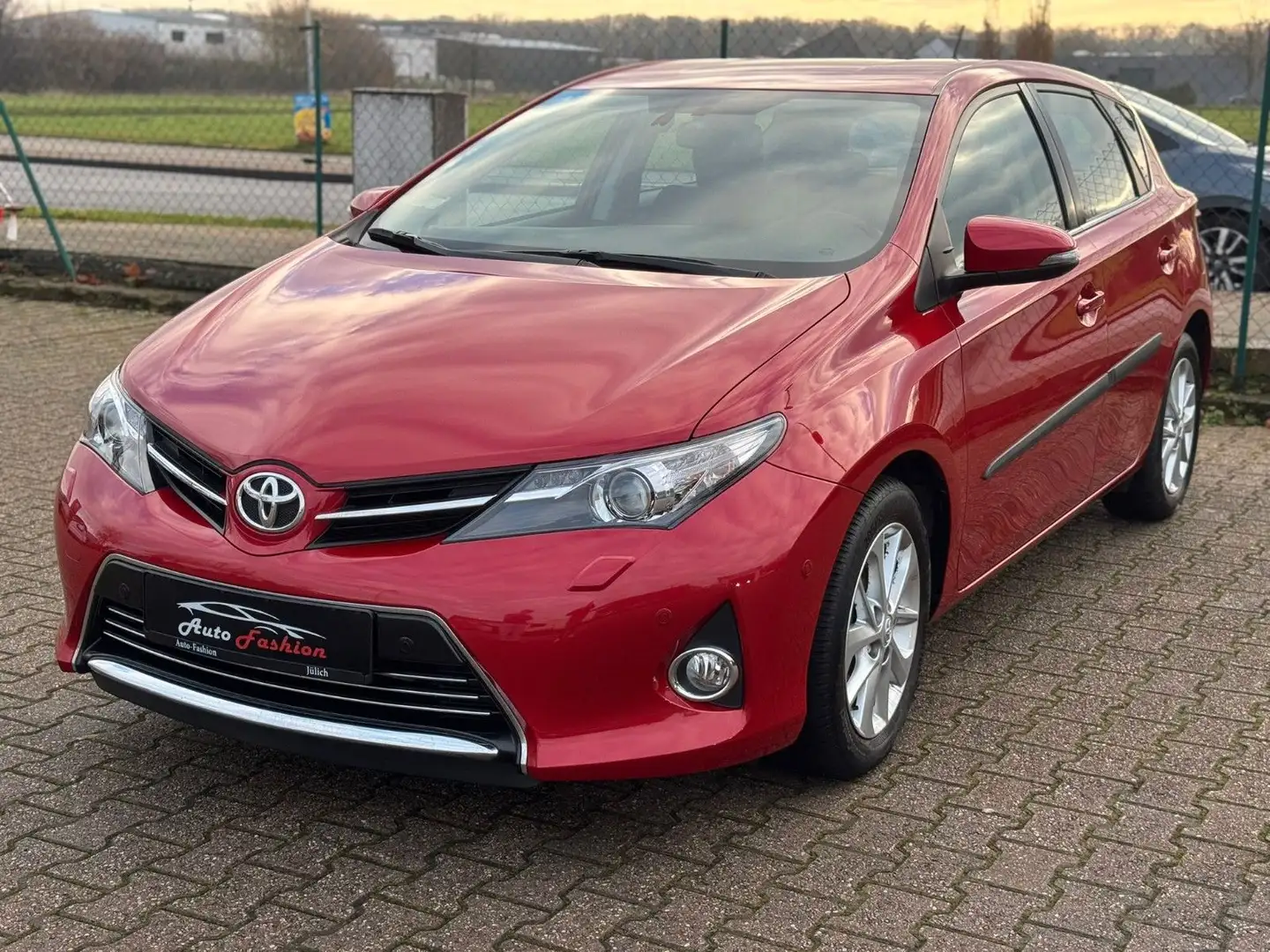 Toyota Auris Automatik  Teilleder Xenon Rot - 1