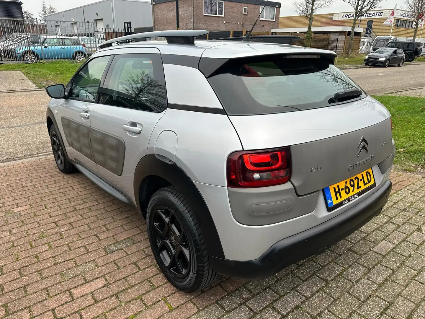 Citroen C4 Cactus 1.2 VTi Shine Gris - 2