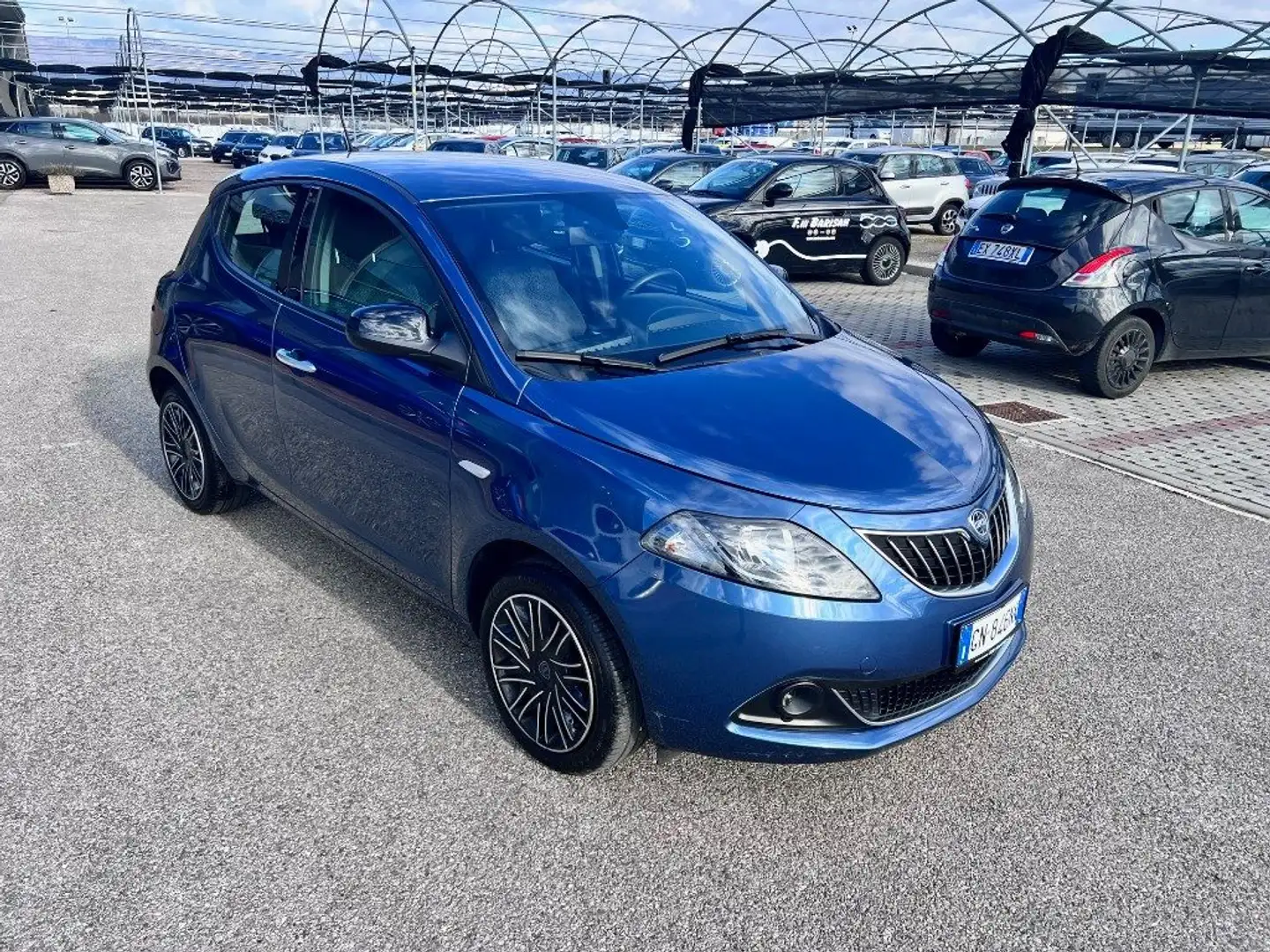 Lancia Ypsilon 1.0 FireFly 5 porte S&S Hybrid Gold Blu/Azzurro - 2