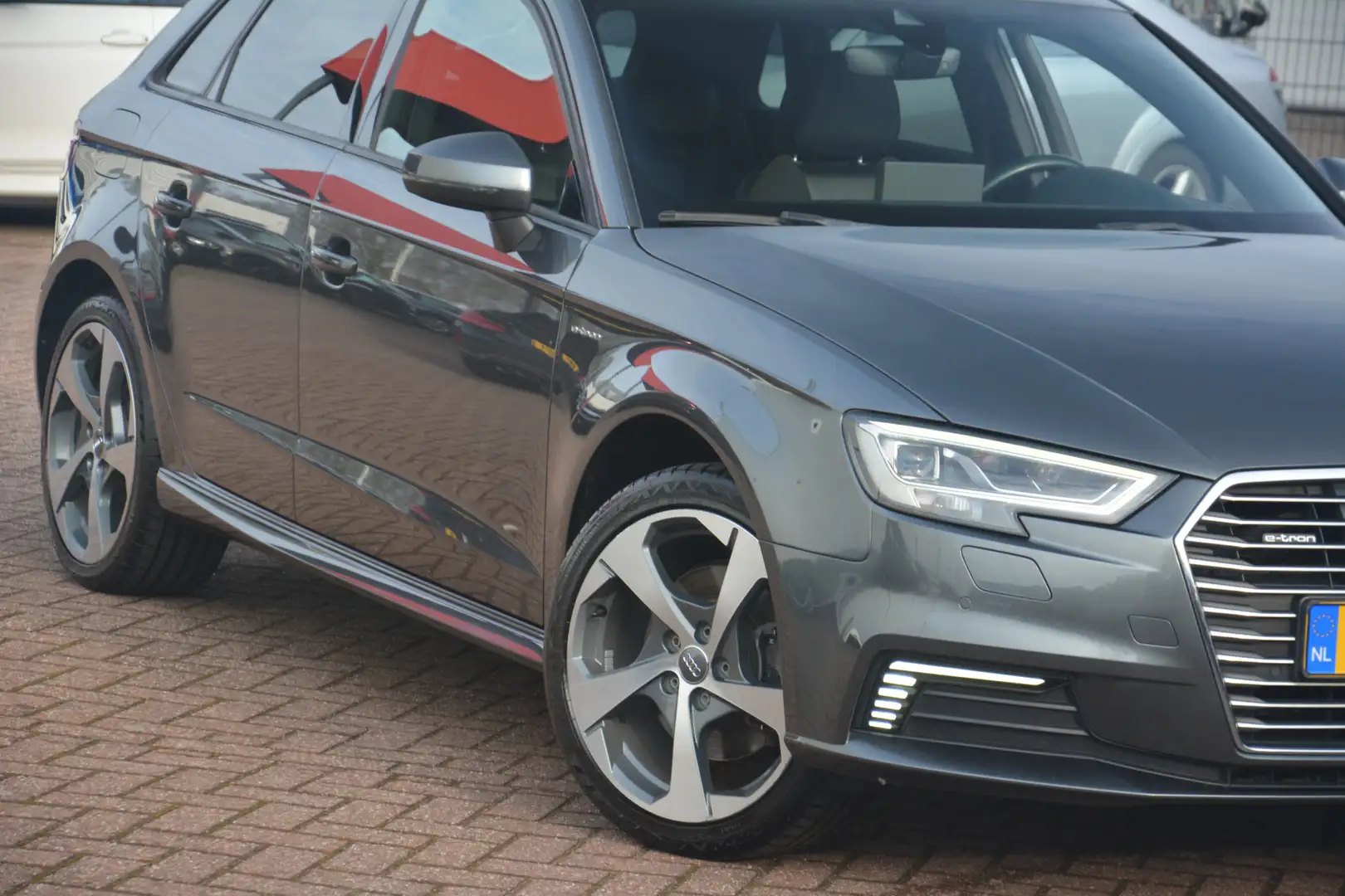 Audi A3 Sportback 1.4 e-tron Sport Pro Line plus | Navigat Grau - 2
