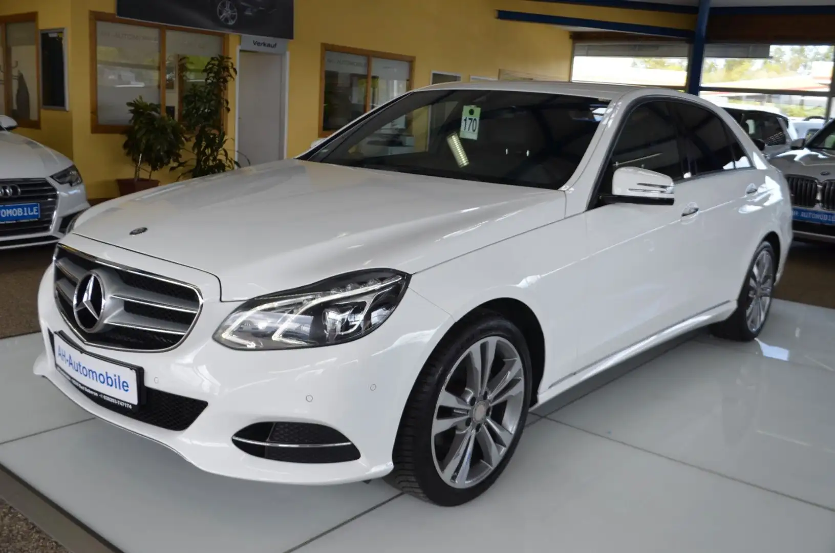 Mercedes-Benz E 200 Lim. BlueTec AUTOMATIK / XENON / NAVI /PDC Weiß - 1