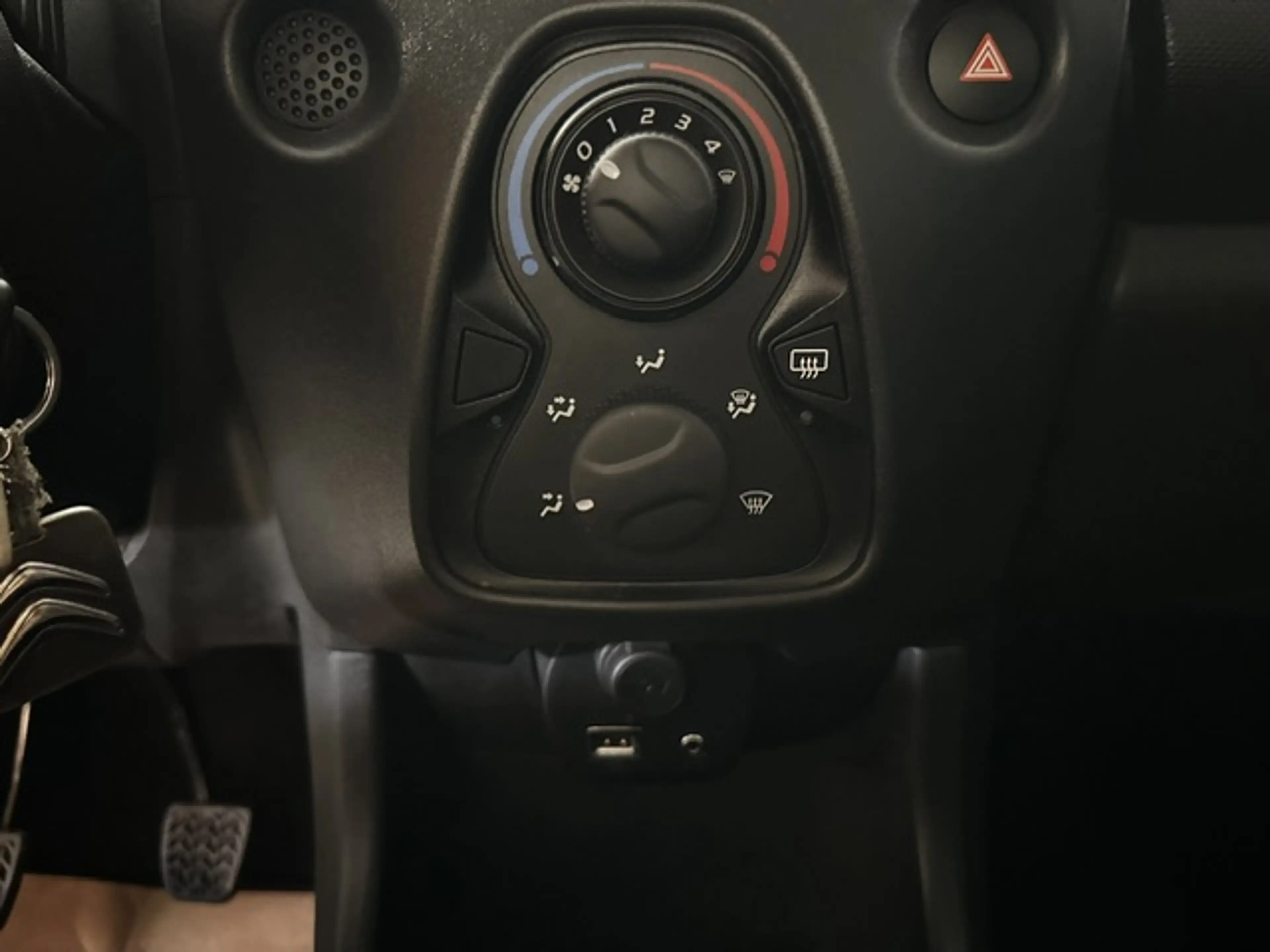 Citroen C1 C1 1.0 - BLUTOOTH/TEL - A/C — photo 14