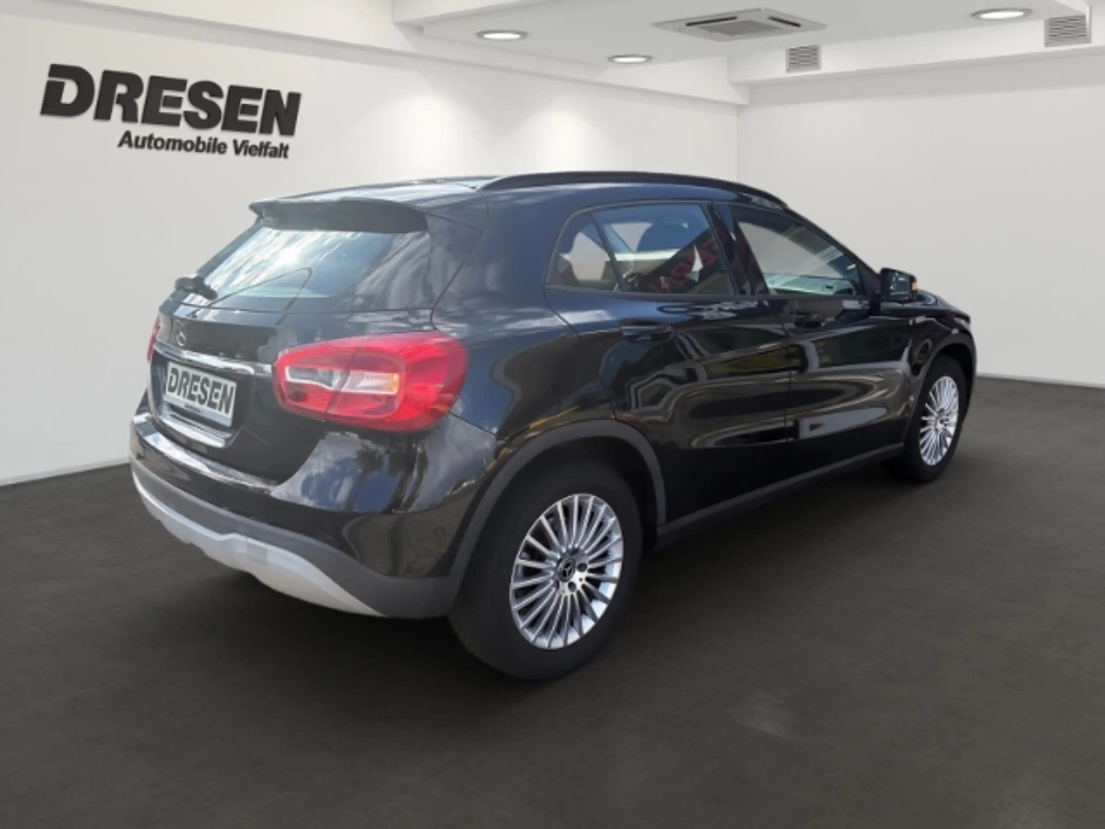 Mercedes-Benz GLA 200 Rückfahrkamera + Parklenkassistent + Sitzheizung — photo 3