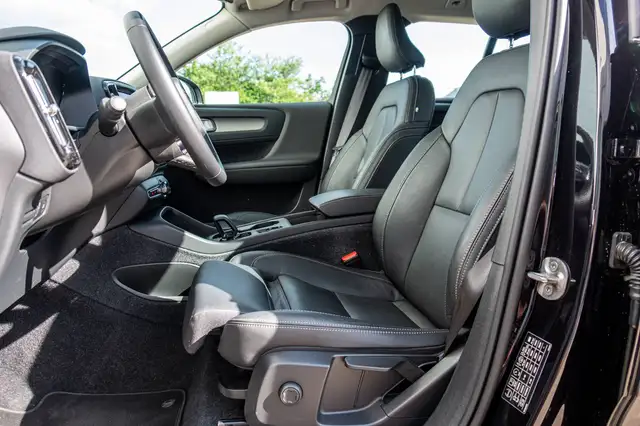 Volvo XC40 view 8