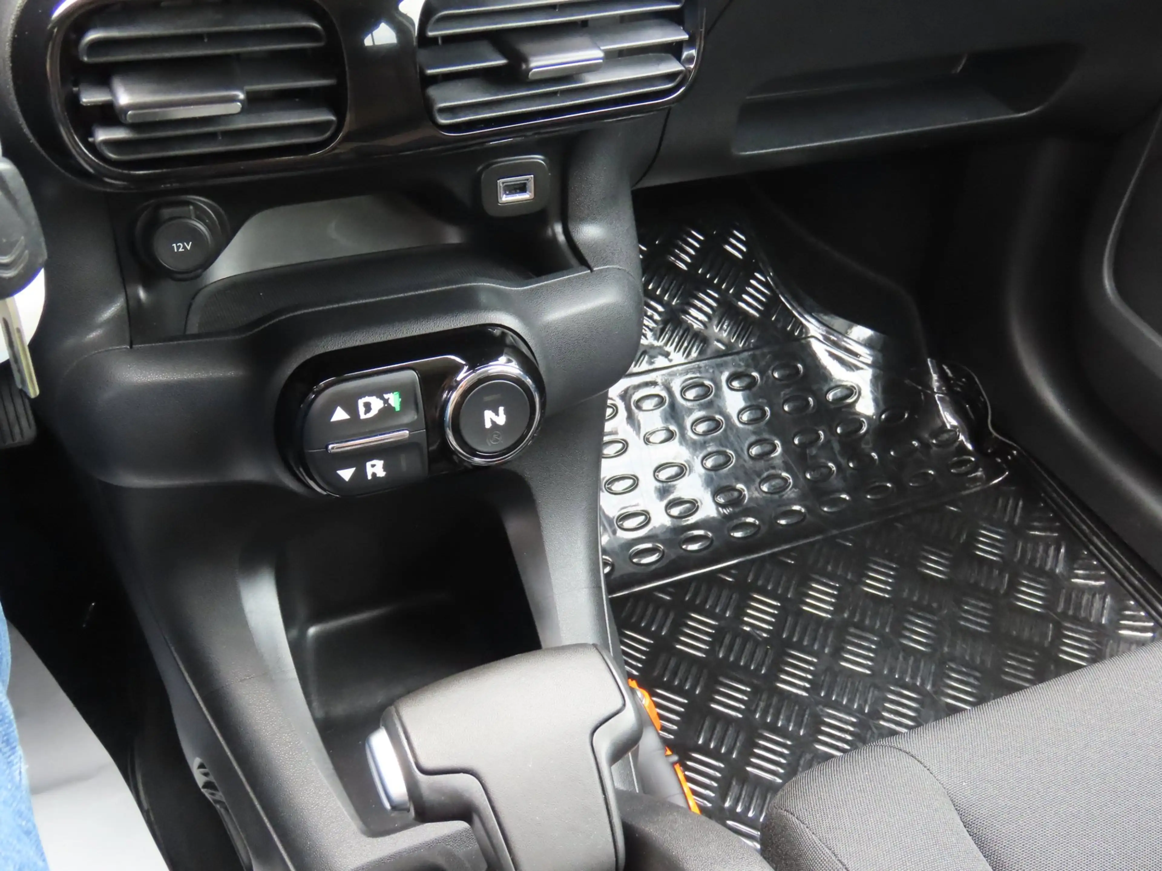 Citroen C4 Cactus 1.2 e-VTi Feel *2e EIG *CAMERA *NAVI *DIST VV !! — photo 17