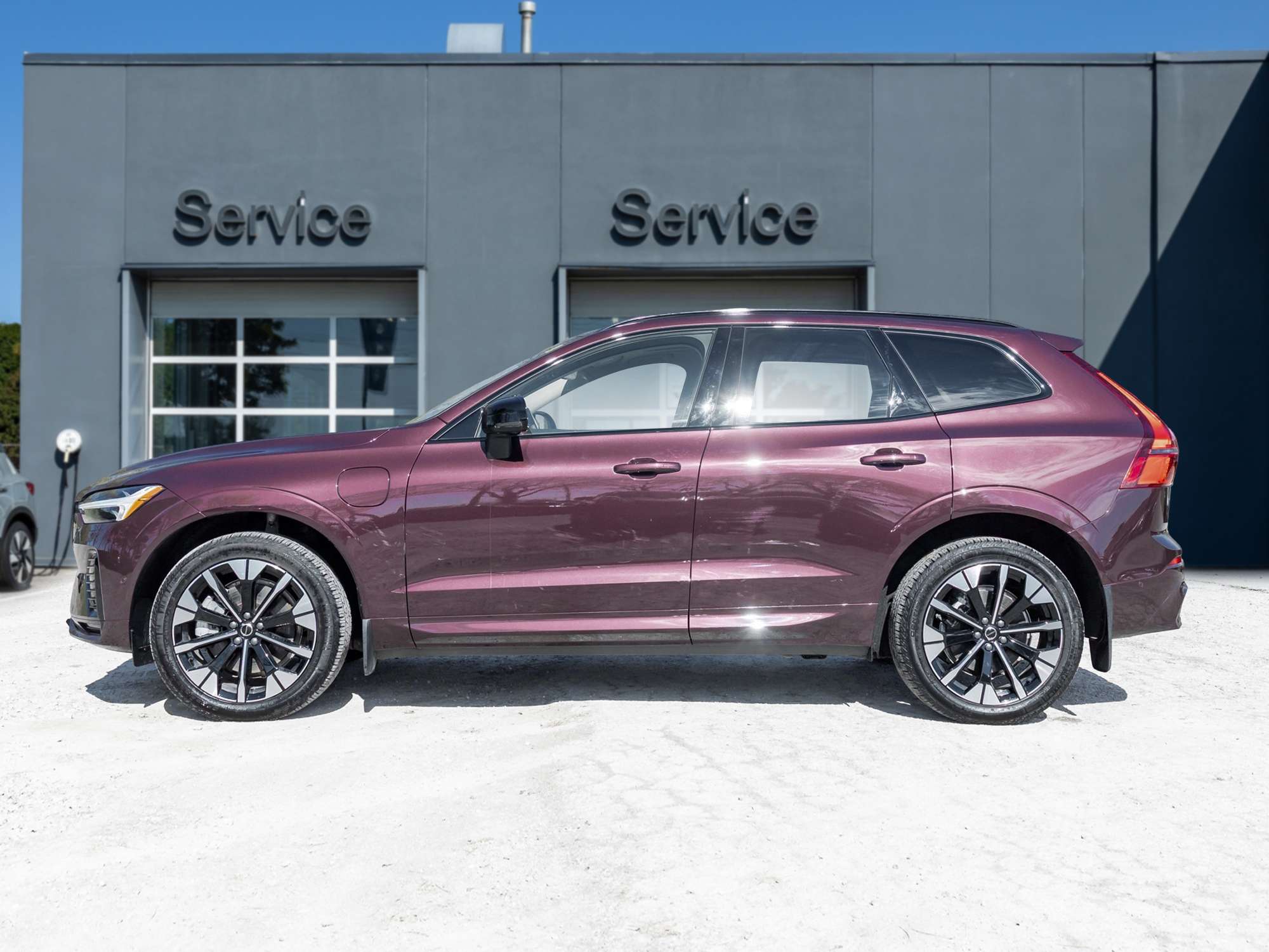 2026 Volvo XC60 T8 AWD Ultra Dark Theme |EXEC DEMO |LIKE NEW alt 3