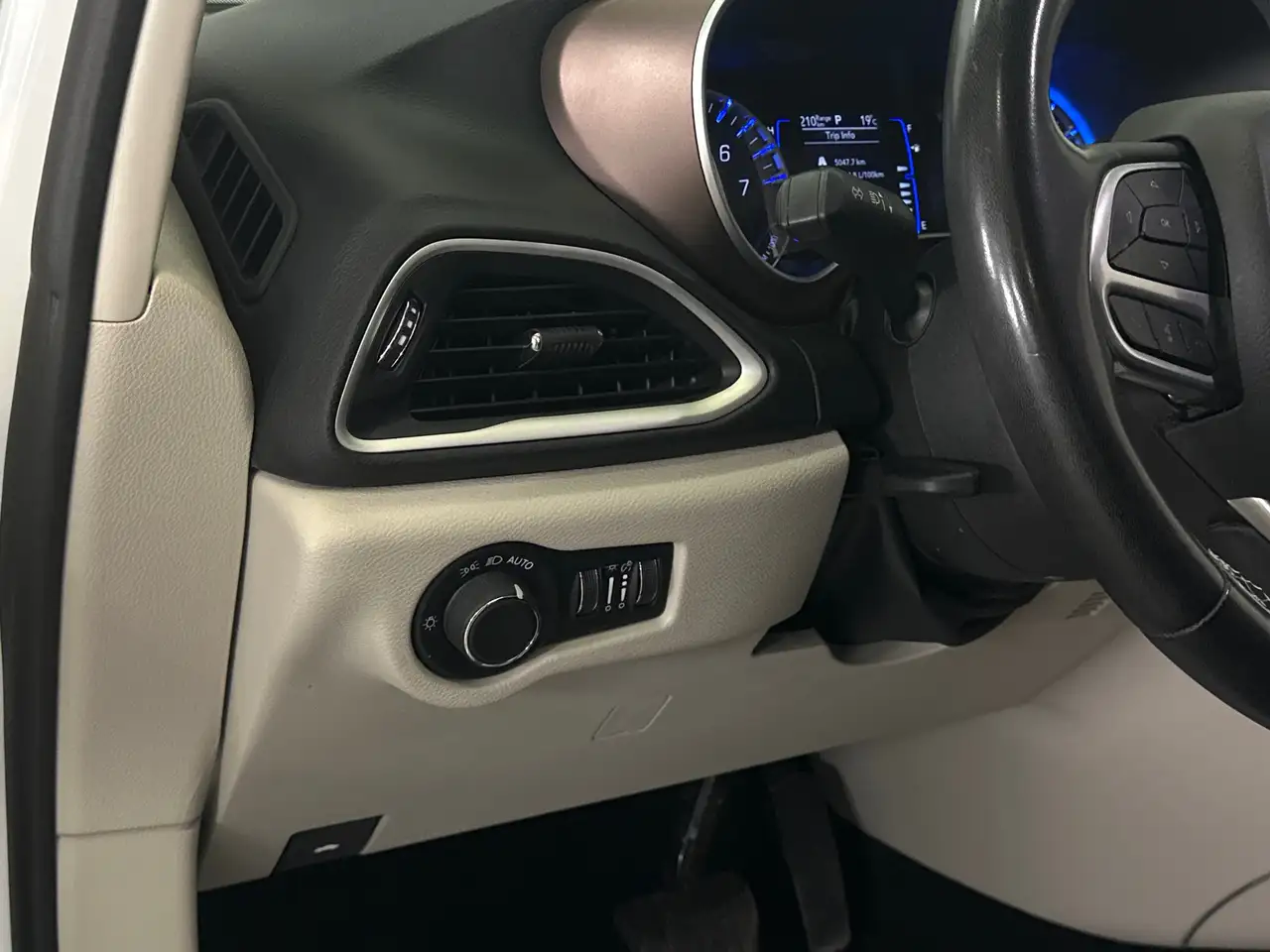 Chrysler Grand Caravan снимка Chrysler Grand Caravan