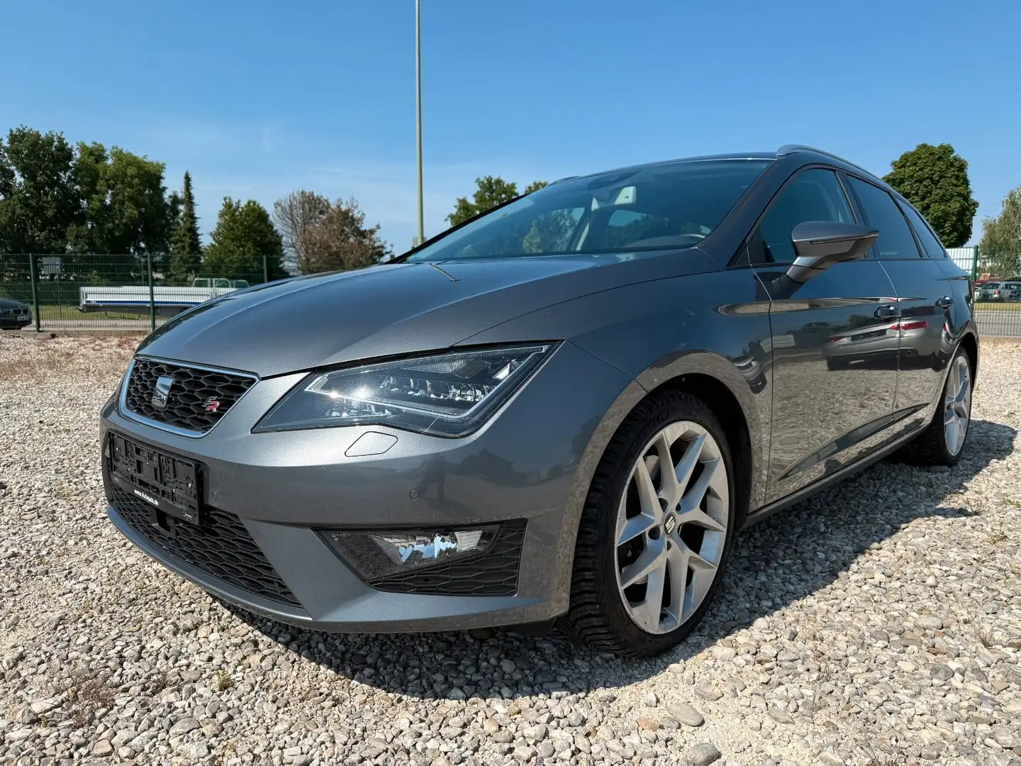 SEAT Leon ST FR Voll Servicehistory Gris - 1