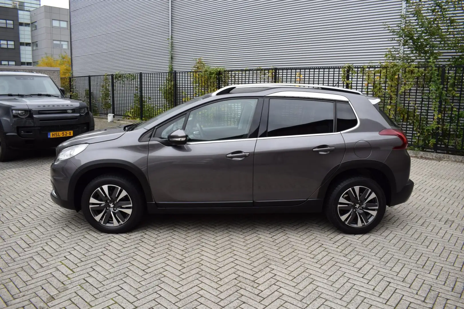 Peugeot 2008 1.2 PureTech Allure 12 mnd GARANTIE DBriem is vv N Grijs - 2