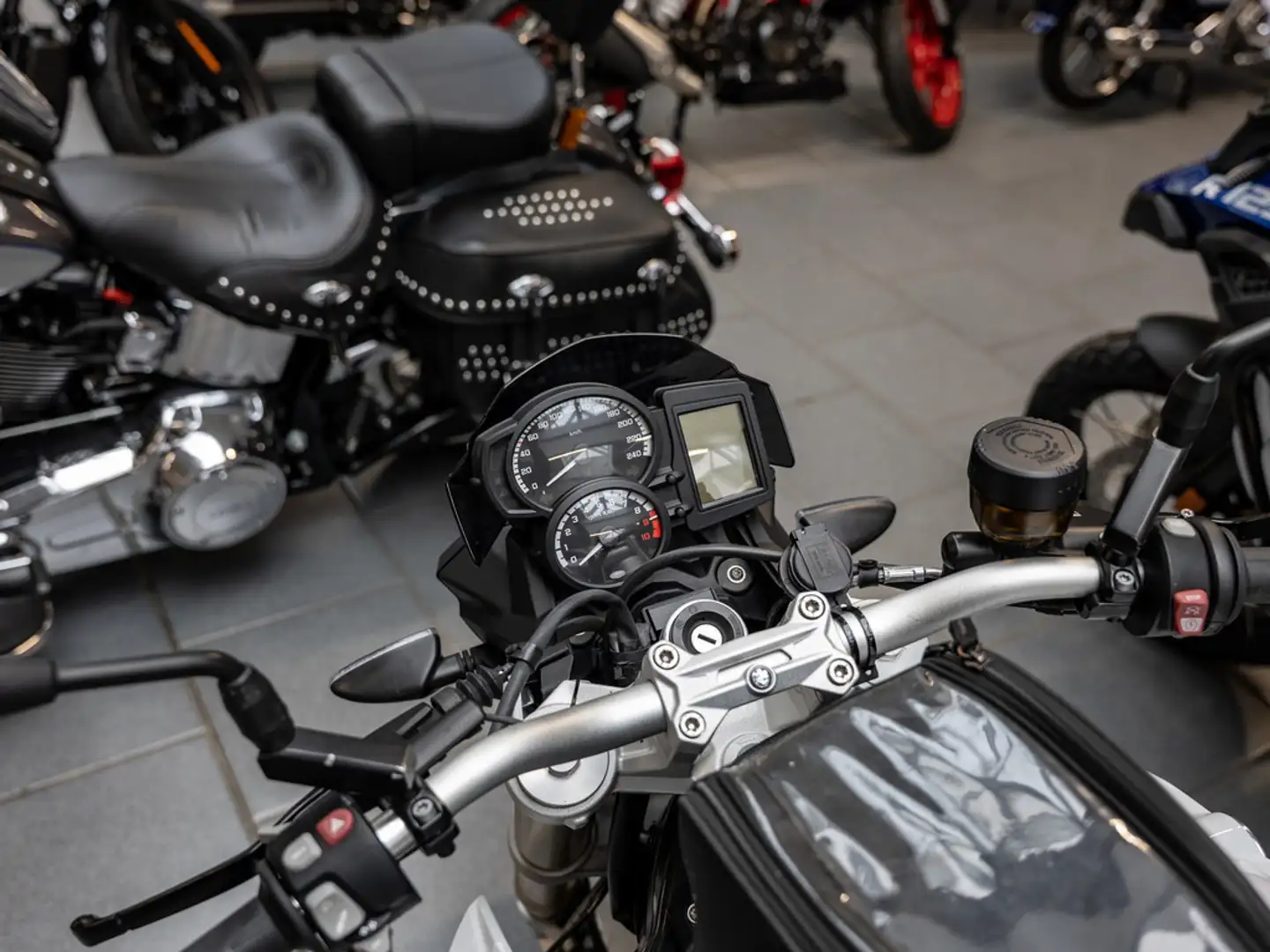 BMW F 800 R TOUREN-P. GRIFFHEIZUNG Safety Paket Alb - 2