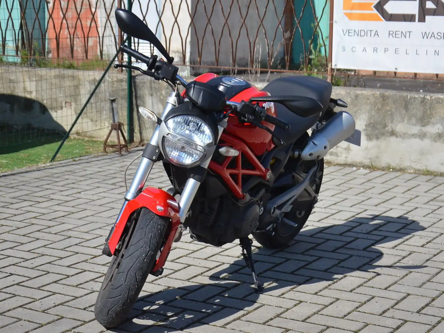 Ducati Monster 696 Roşu - 1